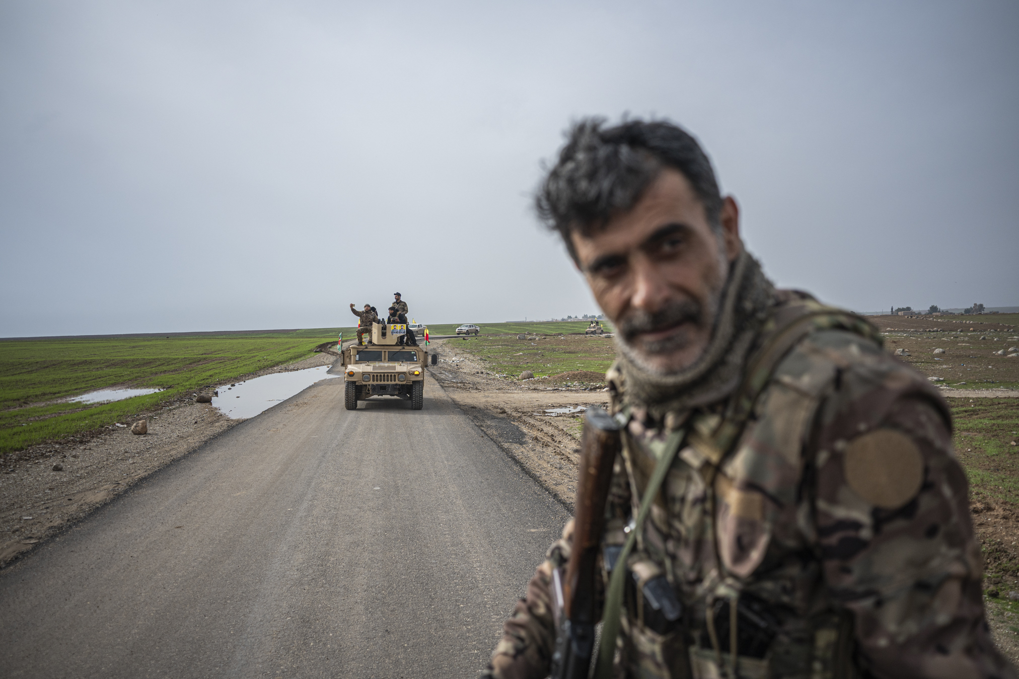 Kurdų kariai grįžta iš fronto po susirėmimų su Sirijos kariuomene. ©Denis Vėjas
