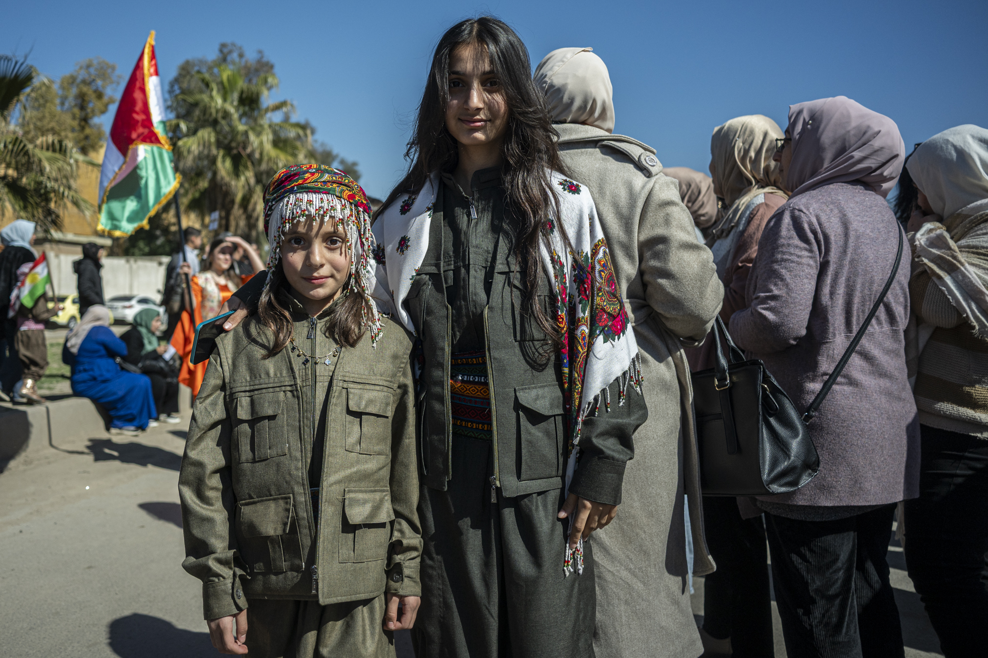 Mergaitės su YPJ kovotojų uniformomis per Tarptautinės gimtosios kalbos dienos minėjimą Kamišlyje. ©Denis Vėjas