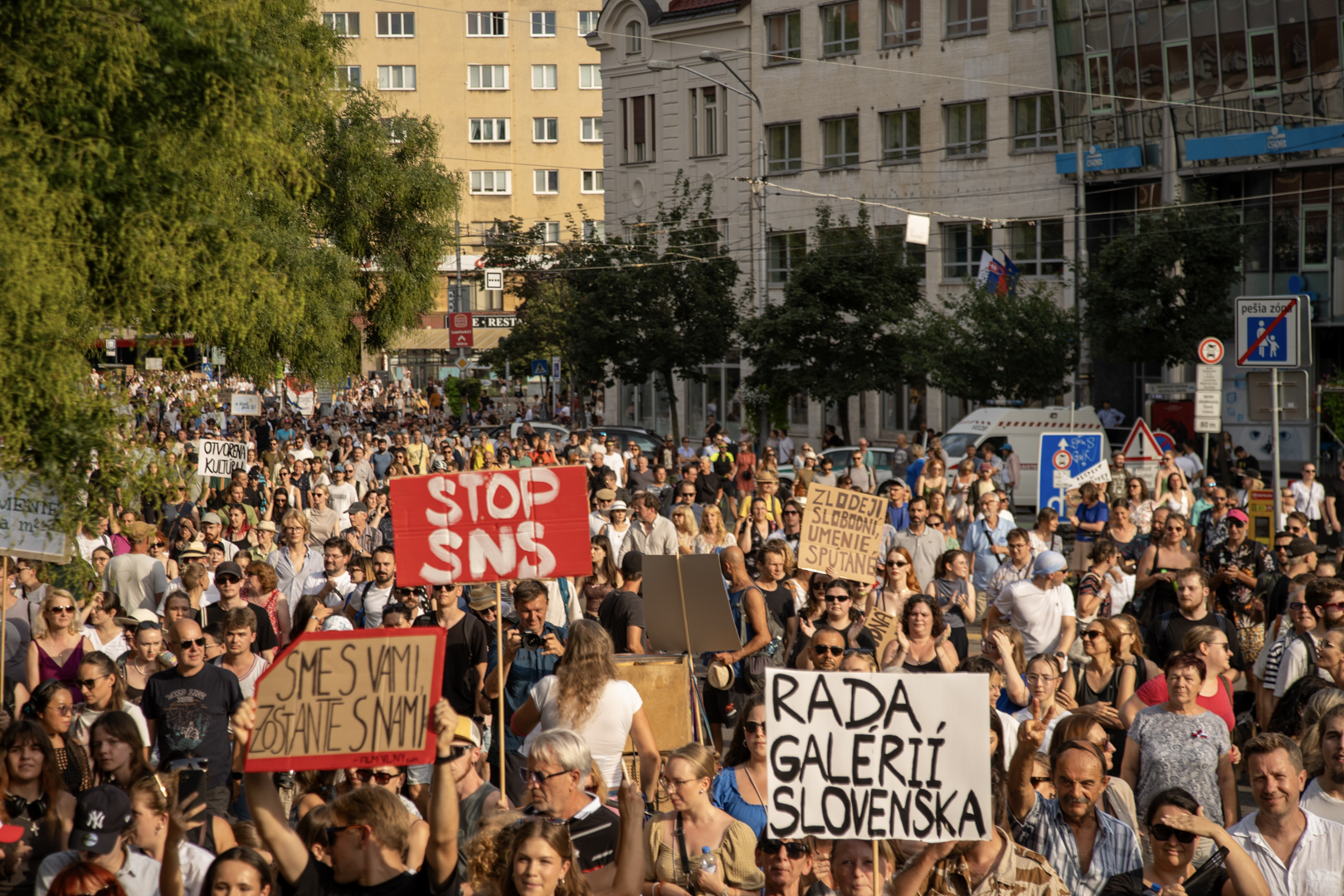 2024 m. rugpjūtį pilietinė iniciatyva „Open Culture!“ surengė protestą „SNS neturi būti leidžiama valdyti kultūrą! Protestas dėl kultūros gynybos“. ©Filip Krajčo