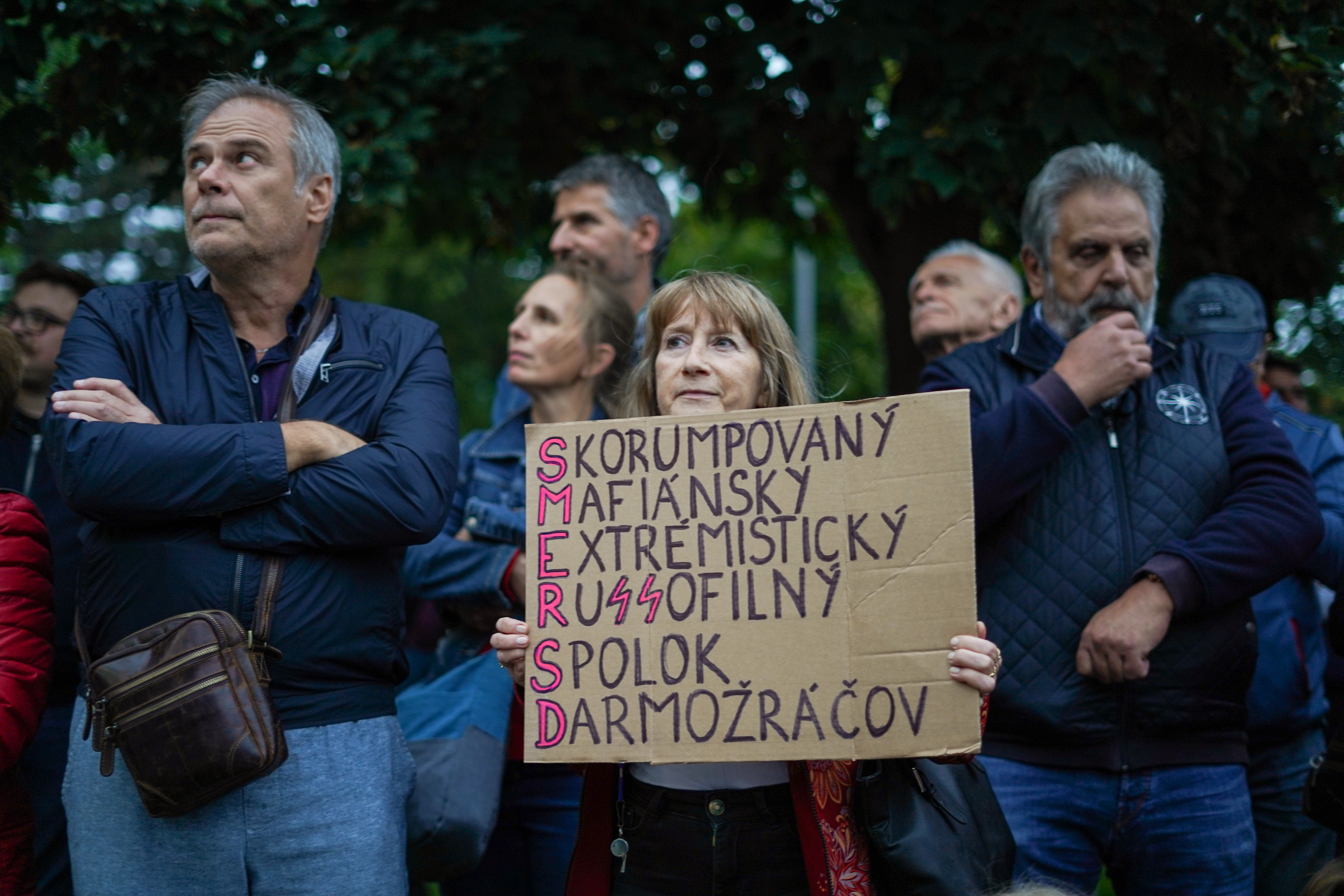 Plakate parašyta: „Korumpuotas, mafijos, ekstremistinis, rusofiliškas veltėdžių sambūris“. Protestuotojai kritikuoja Fico populistinę partiją „Smer – SD“ („Kryptis – socialdemokratija“). ©Audra Skuodaitė