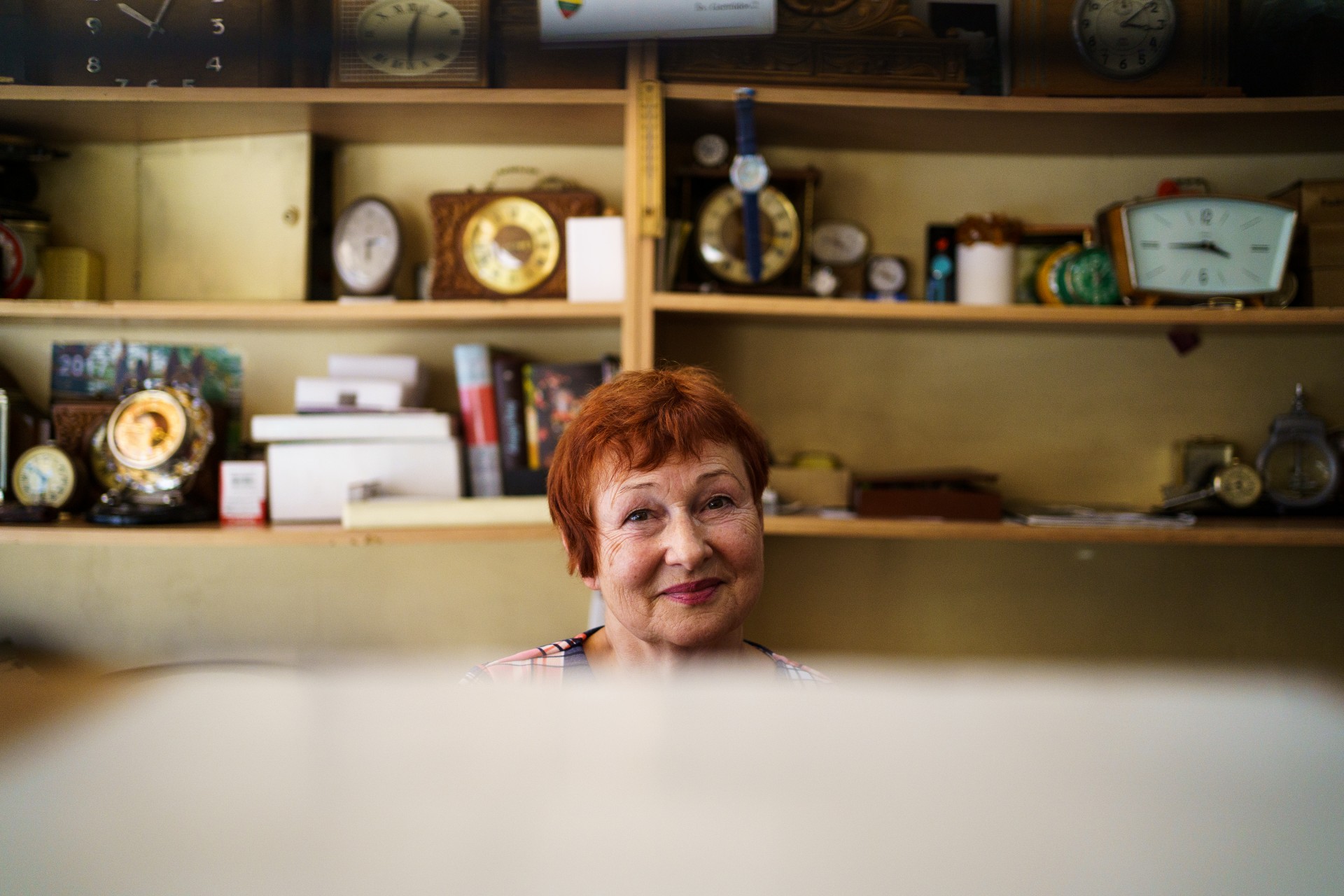 Irena Aldakauskienė laikrodininke dirba jau 48 metus. Nepaisant to, kad laikrodininkų Lietuvoje niekas neberuošia, o žmonės vietoj laikrodžių vis dažniau renkasi telefonus, Irena viliasi, kad laikrodininkų profesija išliks. ©Mindaugas Drigotas