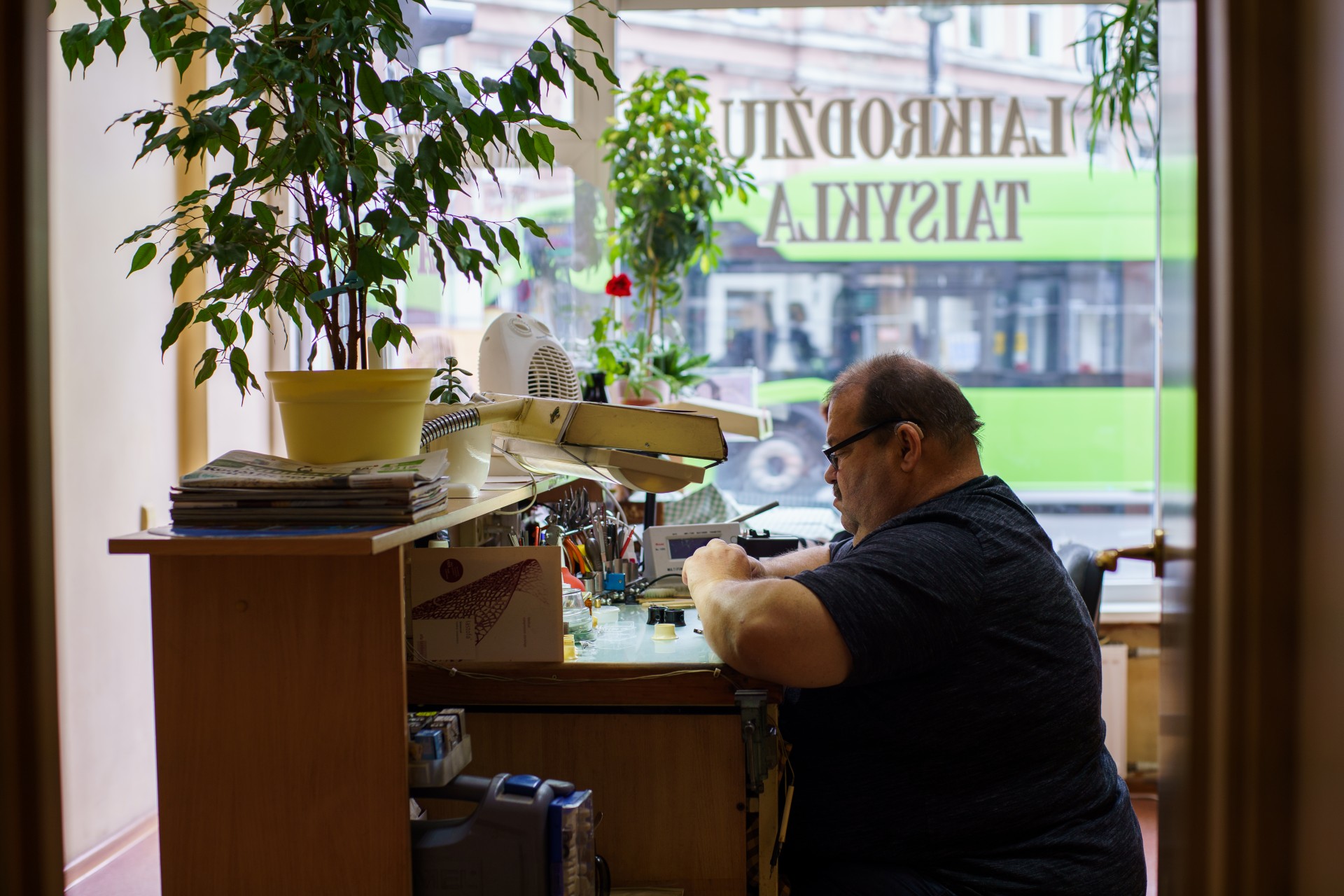 Vytautas keičia laikrodžio bateriją. Tai dažniausias laikrodininko darbas šiais laikais. ©Mindaugas Drigotas