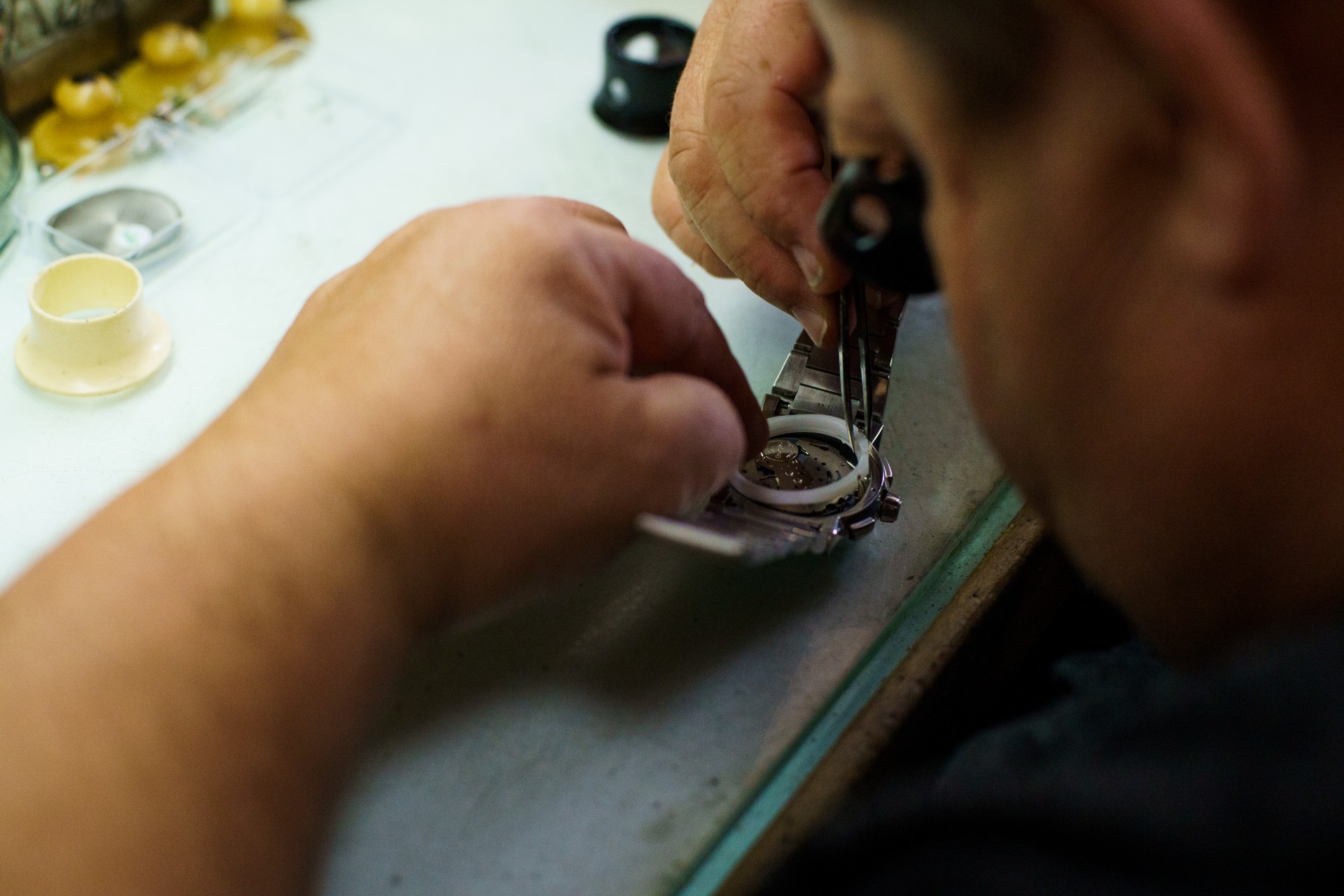 Pataisęs laikrodžio mechanizmą, jis jį surenka ir paruošia atidavimui. ©Mindaugas Drigotas