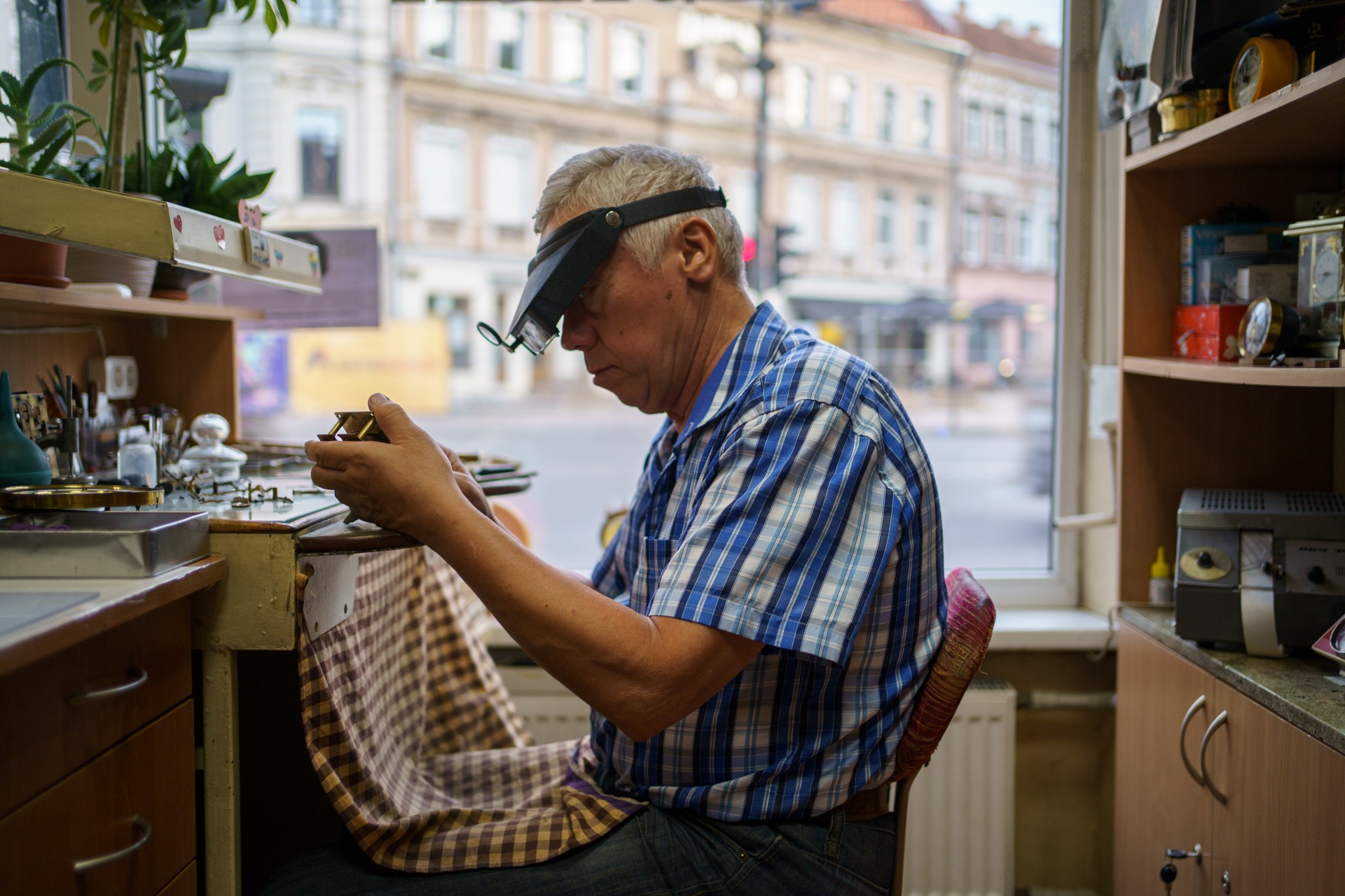 Jonas gimė ir augo Kaune, tad juokauja, kad taisykloje pasirinko dirbti arčiausiai lango, kad galėtų stebėti miestą ir žmones. Su kolega Vytautu jie vaizdą pro langą vadina „Šileliu“, kuris kartais ką nors įdomaus transliuoja, o kartais nepagauna jokio signalo. ©Mindaugas Drigotas