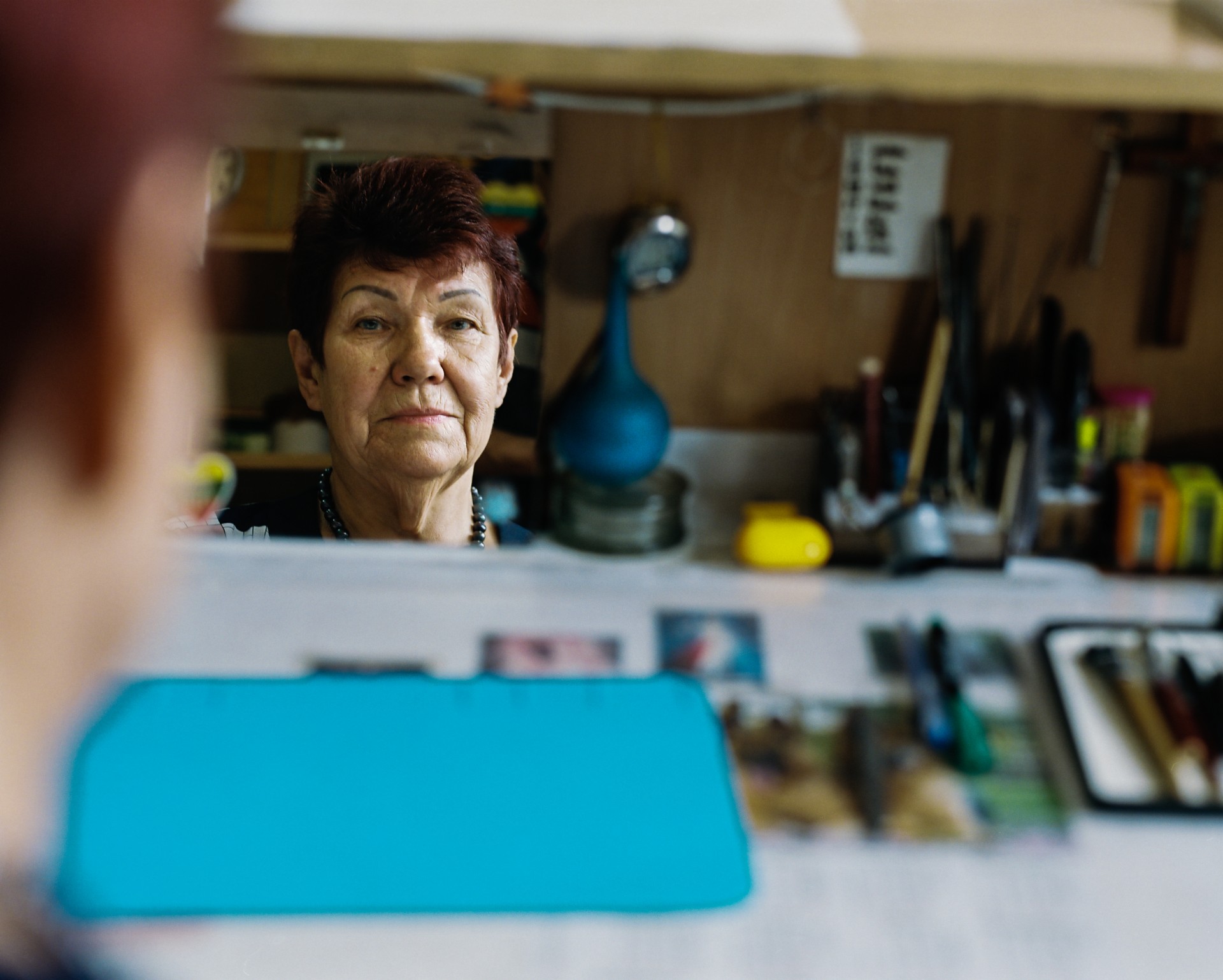Raisa savo darbo vietoje laukia klientų. ©Berta Tilmantaitė