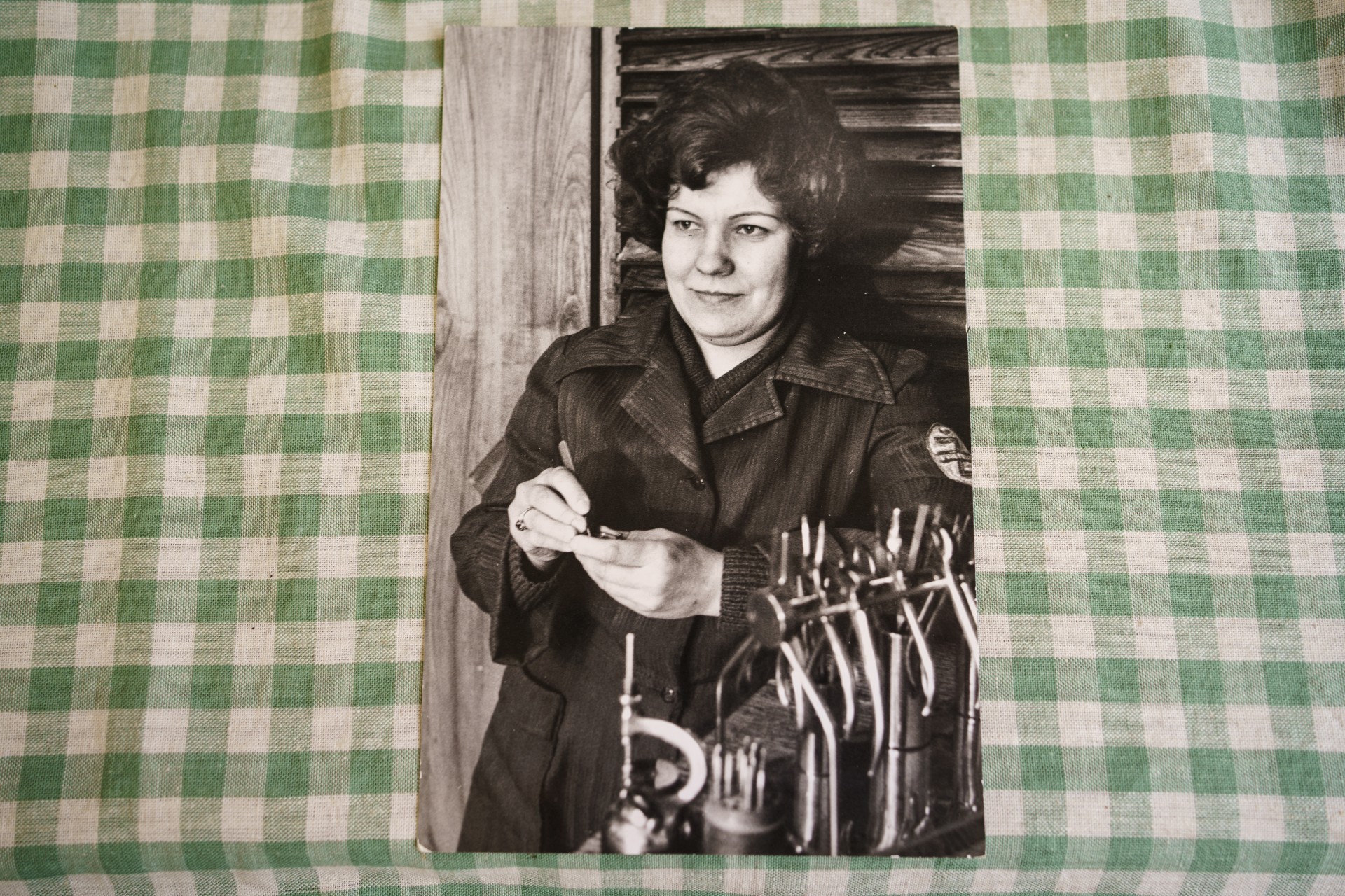 Apsirengusi buitinės technikos taisymo įmonės „Žaibo“ apranga Raisa pozuoja fotografui. Nuotrauka daryta 1968-1970 m. ©Mindaugas Drigotas