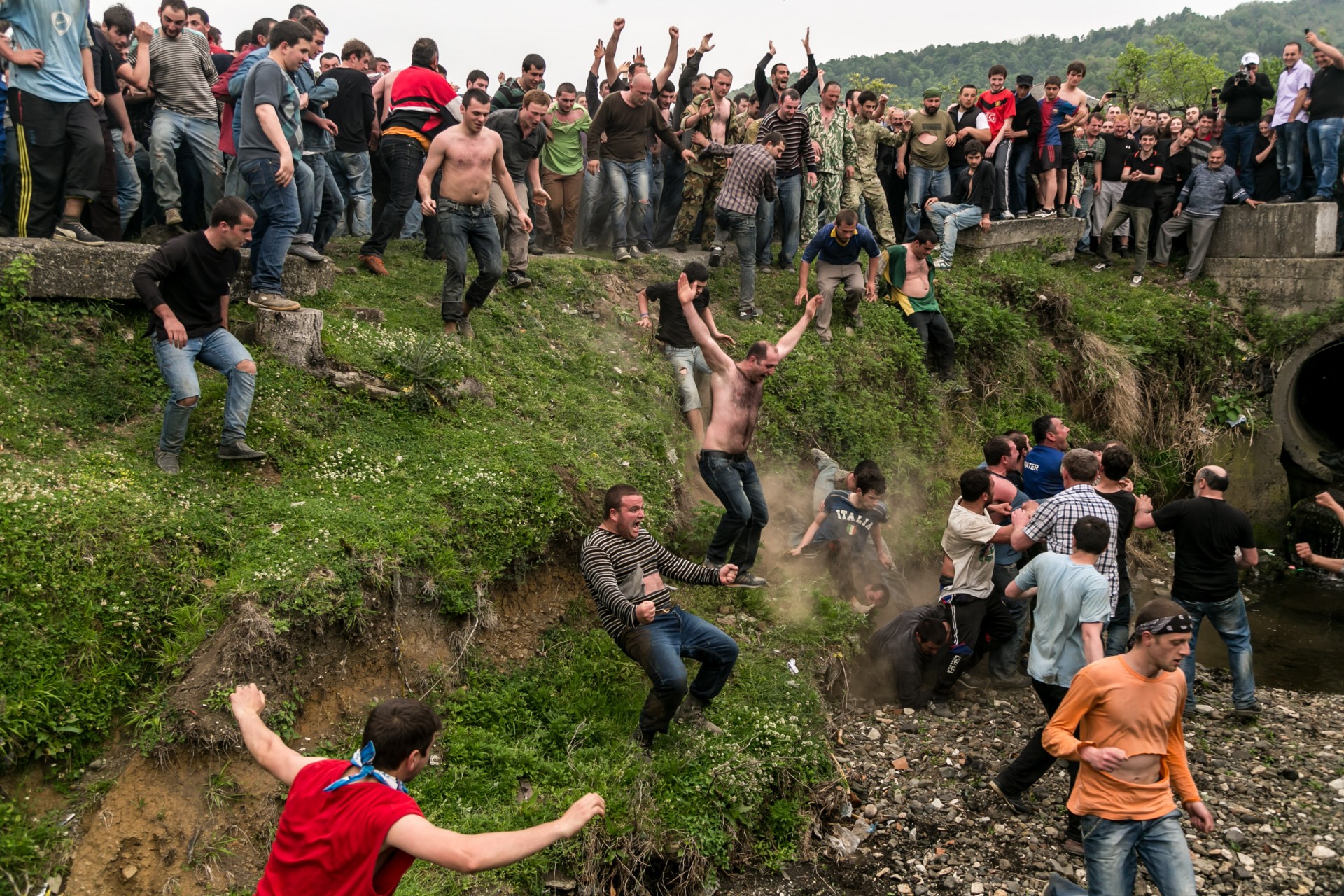 Pergalinga akimirka - burti pernešamas per upelio griovį.