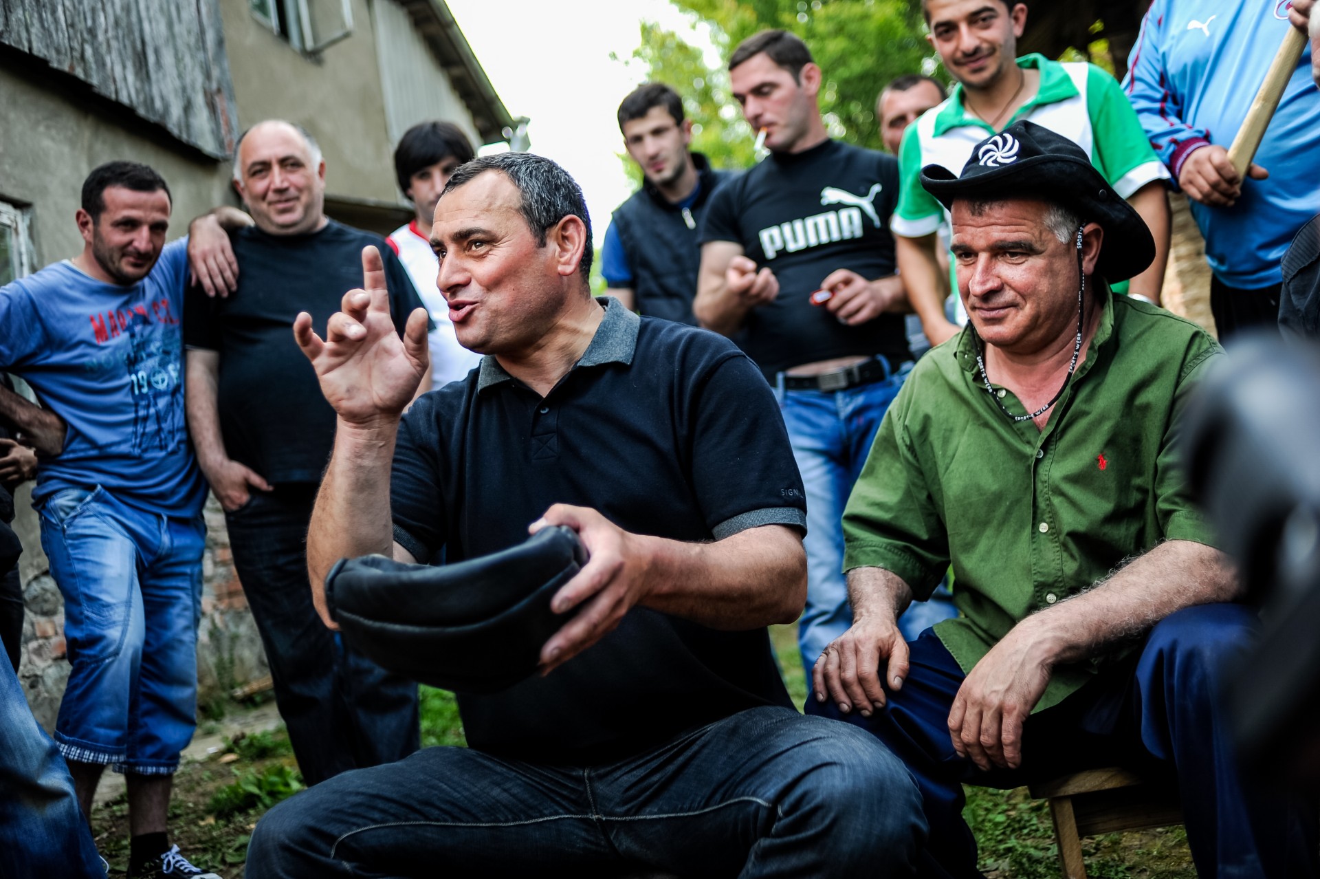 Vienas iš papročių - išgerti vyno iš dar neprikimšto kamuolio. Sakant tostus prisimenami protėviai, mirę ar žuvę žaidėjai.