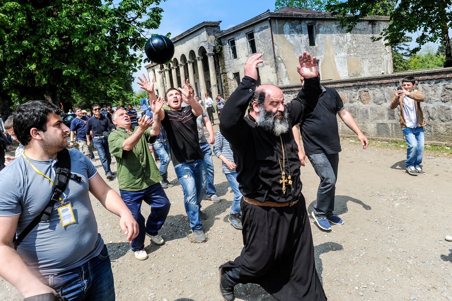 Burti kelias į cerkvę. Jo metu šio kamuolio svorį gali išbandyti visi norintys.