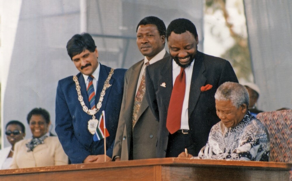 Prezidentas Nelsonas Mandela pasirašo Pietų Afrikos Respublikos Konstituciją 1996 m. gruodžio 10 d. Nuotr. &scaron;alt.