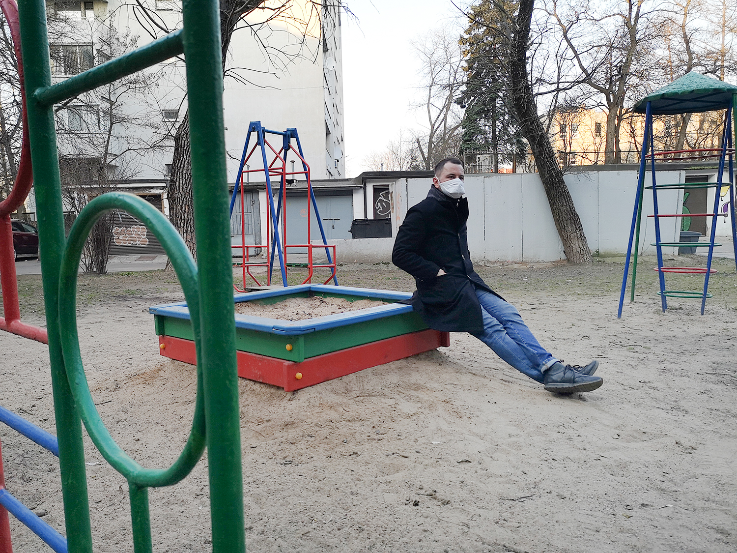 Lietuvos ambasadoje Baltarusijoje dirbantis Mindaugas Gabrėnas. „Yra dvi situacijos“, – sako jis. „Viena, kurią pristato valdžia, o kita – kurią supranta patys Baltarusijos žmonės. Oficialusis Minskas visus ramina, mokslai universitetuose yra tęsiami. Bet miestas ištuštėjęs, o kaukių vaistinėse nebeliko.“ Asmeninio archyvo nuotrauka