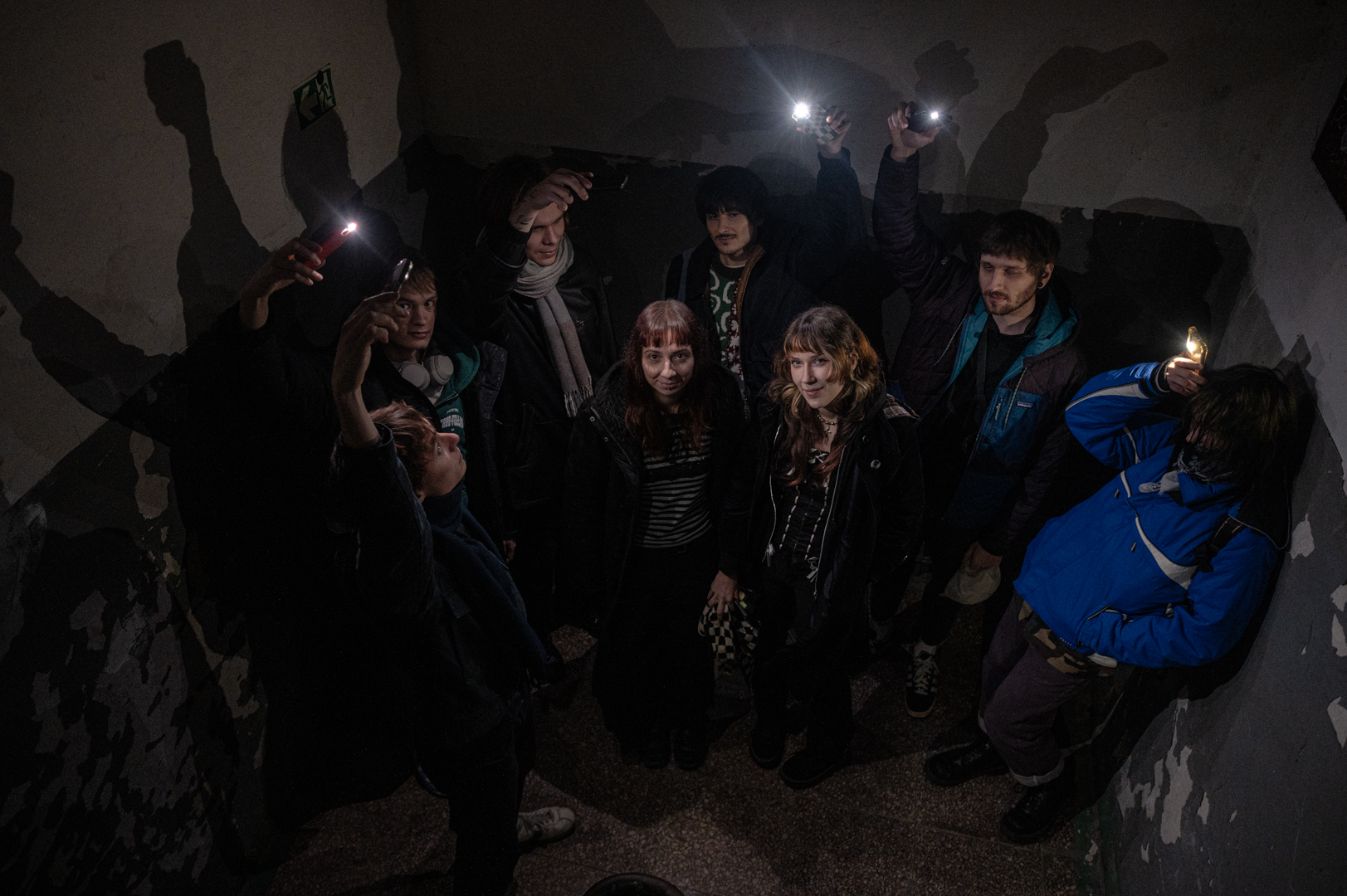 Epizodo autorės Radvilė Mauricaitė (kairėje) ir Ieva Urbonaitė (dešinėje), grupės „kellyviewcontrol“ įkūrėjos. Jas apšviečia grupių „Roughly Human“ ir „Bucktooth Tiger“ nariai, kuriuos išgirsite antroje dalyje. ©Denis Vėjas