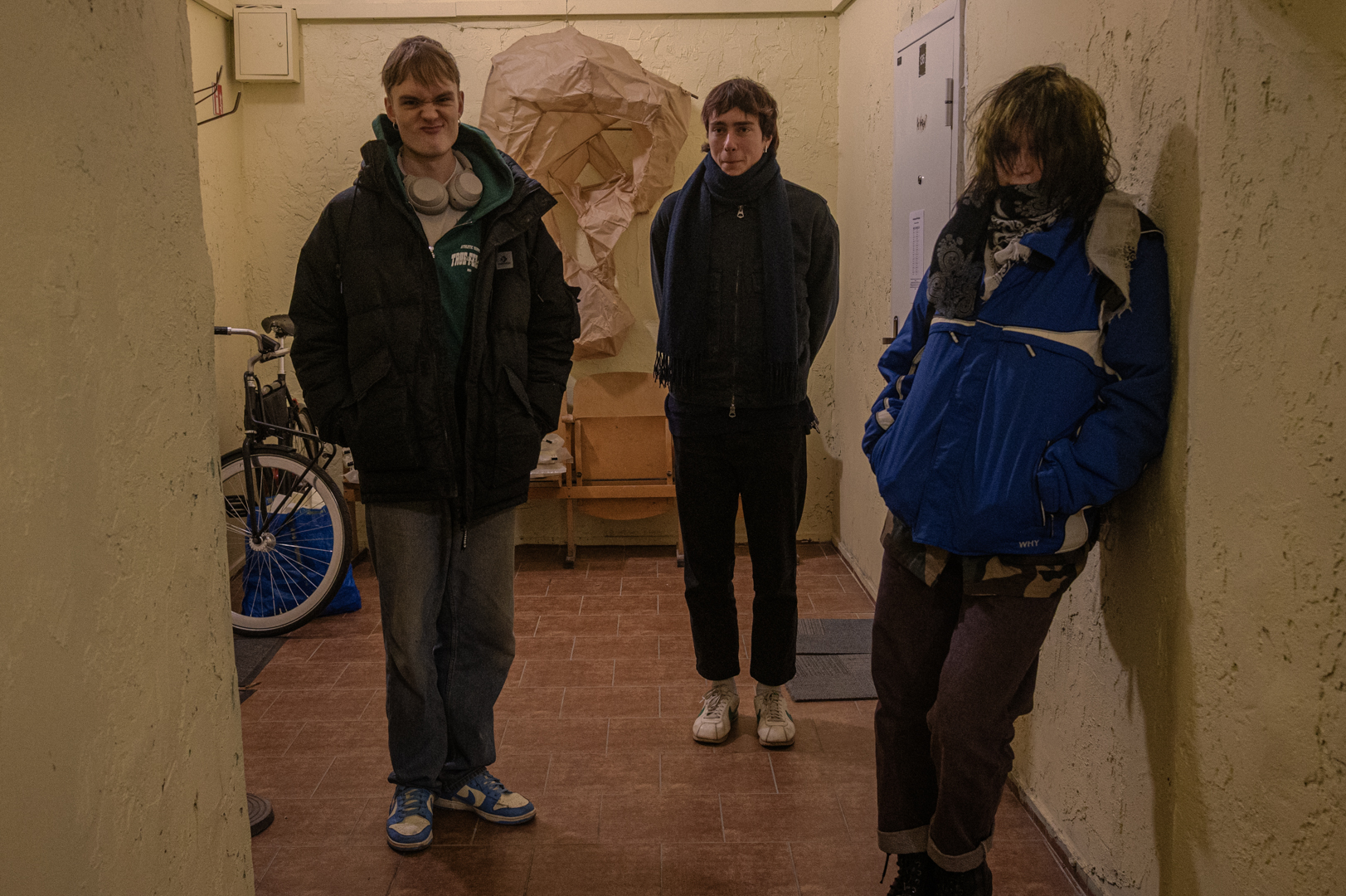Mirganti „Bucktooth Tiger“ muzika atspindi Gen Z pamėgtą, interneto kultūros užaugintą „Viskas iškart ir visur“ estetiką. Šiame chaose grupė galiausiai atranda melodijas ir struktūrą, taip perkeldami lietuvišką emo sceną į naują kūrybiškumo lygį. ©Denis Vėjas