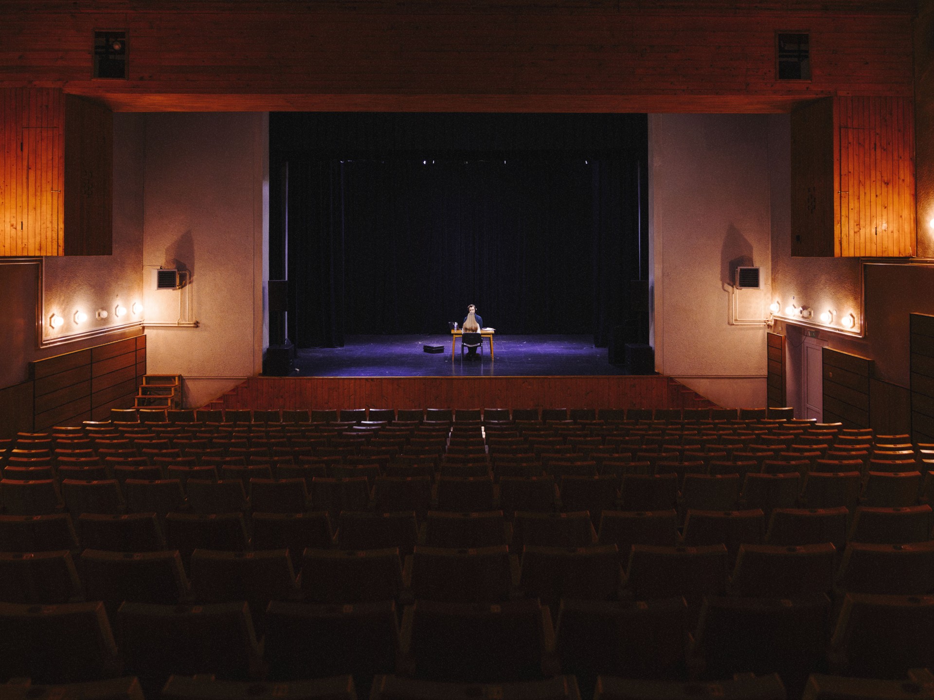 Interviu įrašėme Kulių kultūros centro scenoje, į kurią Livija pirmą kartą lipo septynerių. Ji nuo vaikystės dainavo folkloro ansamblyje, kuris padėjo jos muzikinius pagrindus. ©Aneta Urbonaitė