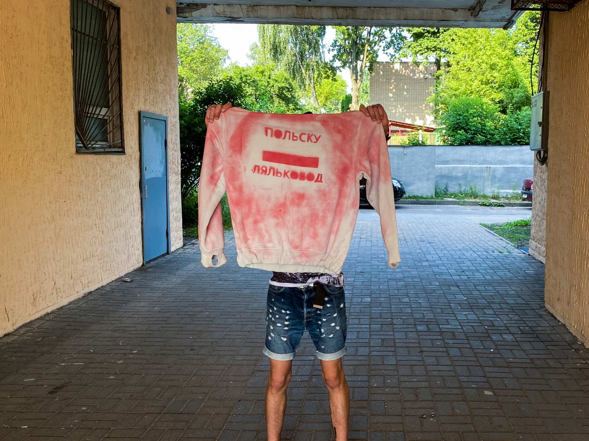 Saša nebijo atvirai demonstruoti protestų simbolikos. Ant savo megztinio jis užrašė „Lenkų lėlininkas“. 2021 m.