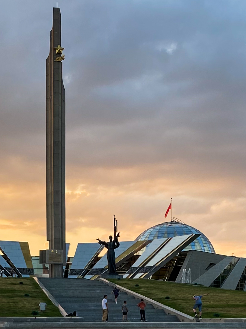 Architektūrinis kompleksas Stela – „Minskas – miestas didvyris“ ir Antrojo pasaulinio karo muziejus – riedlentininkų bei protestuotojų pamėgta vieta. Virš karo muziejaus pakabinta Sovietų Sąjungos vėliava. 2021 m.