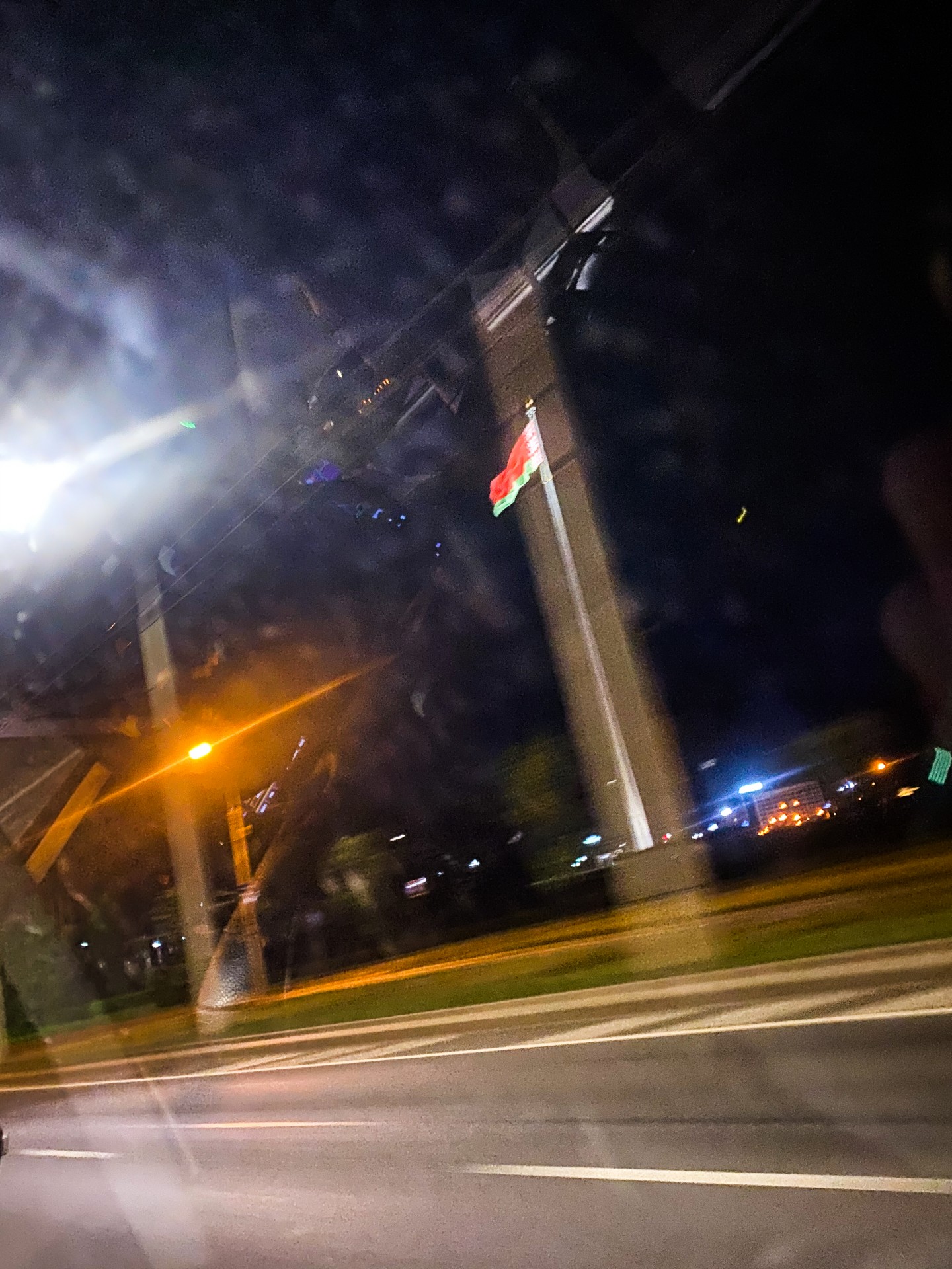 Didžiausia raudonai žalia vėliava pakabinta Vėliavos aikštėje, netoli Nepriklausomybės rūmų, kuriuos gyventojai vadina Lukašenkos rezidencija. 2021 m.