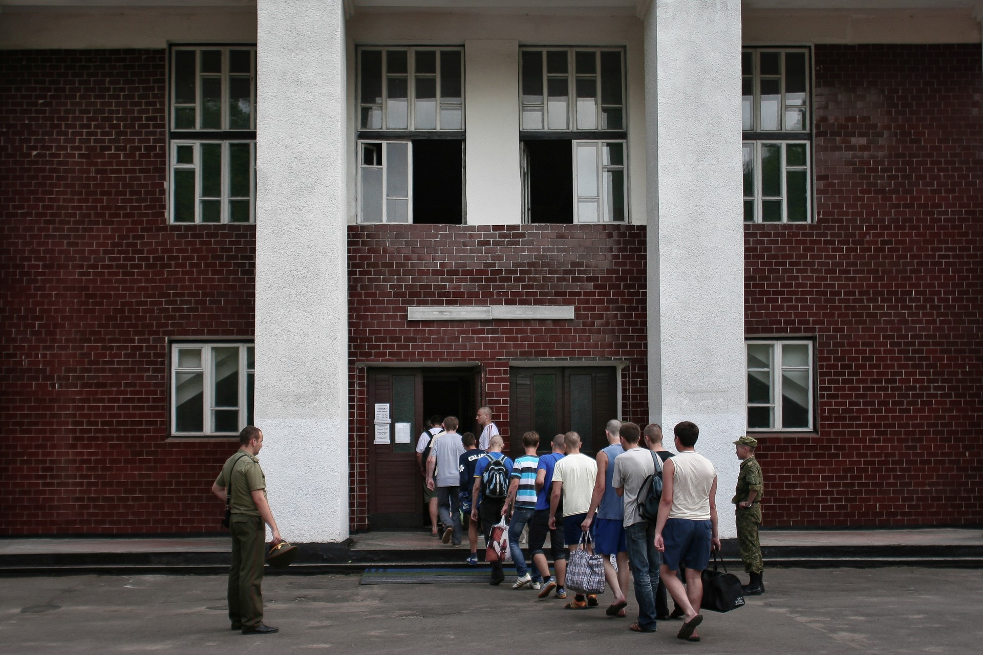 Nauji šauktiniai atvyko į karinį dalinį. Šaukimai Baltarusijoje vyksta kas pusmetį: rudenį ir pavasarį.
