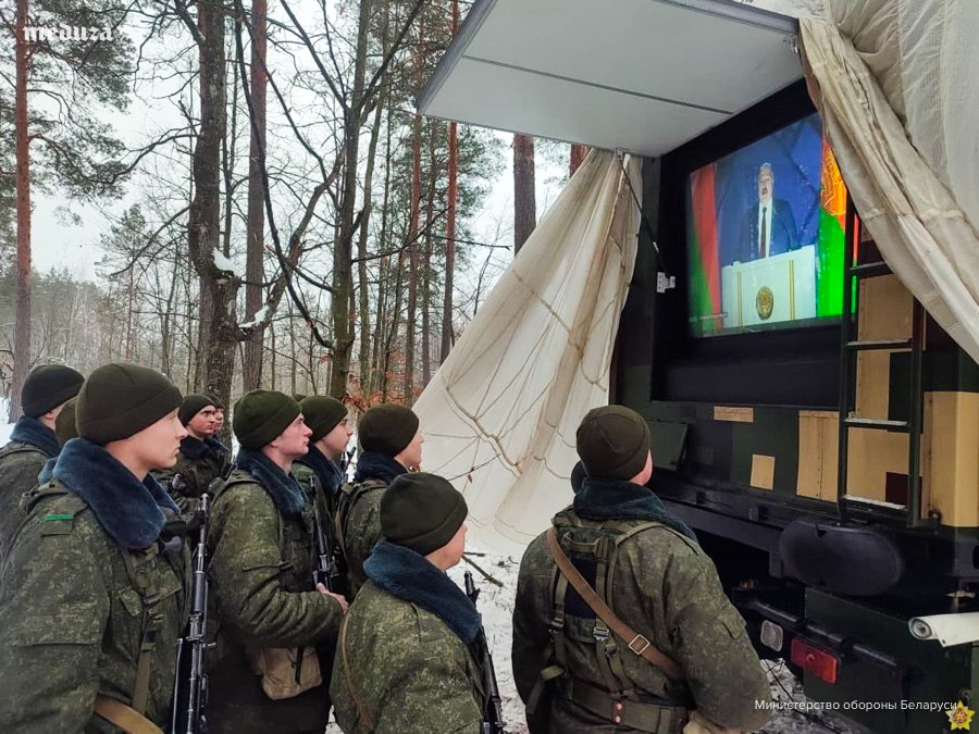 Šauktiniai stebi Lukašenkos kreipimąsi į tautą ir nacionalinę asamblėją (režimui pavaldi valdžios institucija) 2022-ųjų sausio 28. Šio kreipimosi metu Lukašenka kalbėjo, kad karas bus tuo atveju, jeigu prieš Baltarusiją bus pradėta karinė agresija ir jeigu Ukraina užpuls Donbasą, taip pat grasino Lietuvai ir Lenkijai. ©Baltarusijos Gynybos Ministerija