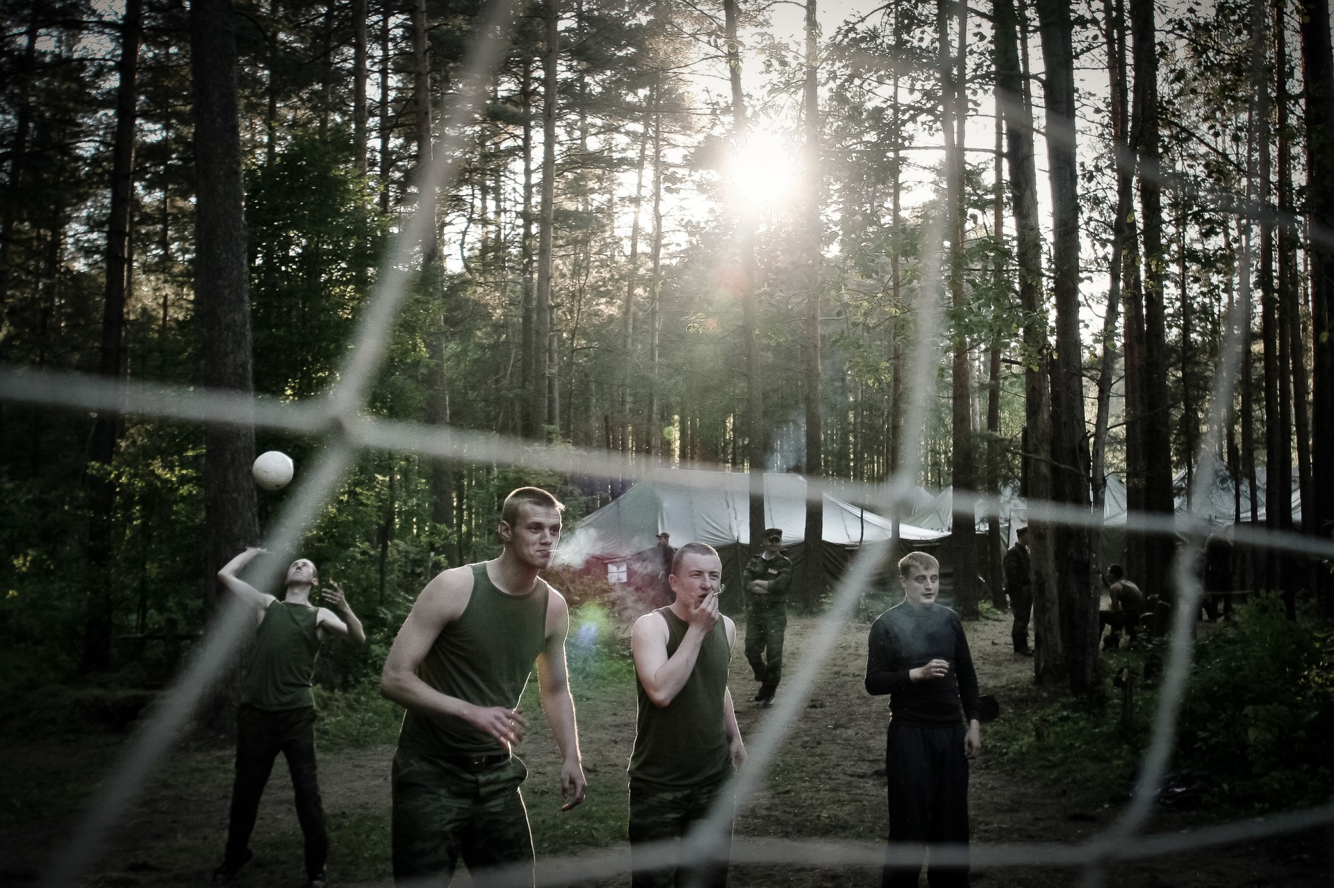 Šioje publikacijoje naudojamos nuotraukos iš fotografo Siarhejaus Hudzilino projekto „547 days“ (tiek trunka privalomoji tarnyba Baltarusijoje), darytos 2009–2011 m. Borisovo mieste, 60-ajame ryšininkų pulke. Šią fotoistoriją Siarhejus sukūrė eidamas privalomąją tarnybą. Su „547 days“ jis tapo nepriklausomo konkurso „Belarus Press Photo 2011“ nugalėtoju. Nuotraukos šioje publikacijoje nėra tiesiogiai susijusios su teksto herojais.