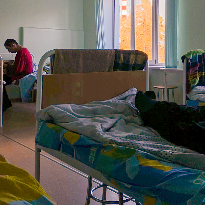 Ant lovos sėdi Micia (vardas pakeistas) – mano palatos kaimynas. Micia pasakojo, kad gydosi nuo priklausomybės alkoholiui ir serga depresija. Jam buvimas ligoninėje – tai išsigelbėjimas nuo alkoholizmo. Jis bijo atkristi, kai išeis iš ligoninės. Minskas, 2021 m. ©Anonimas