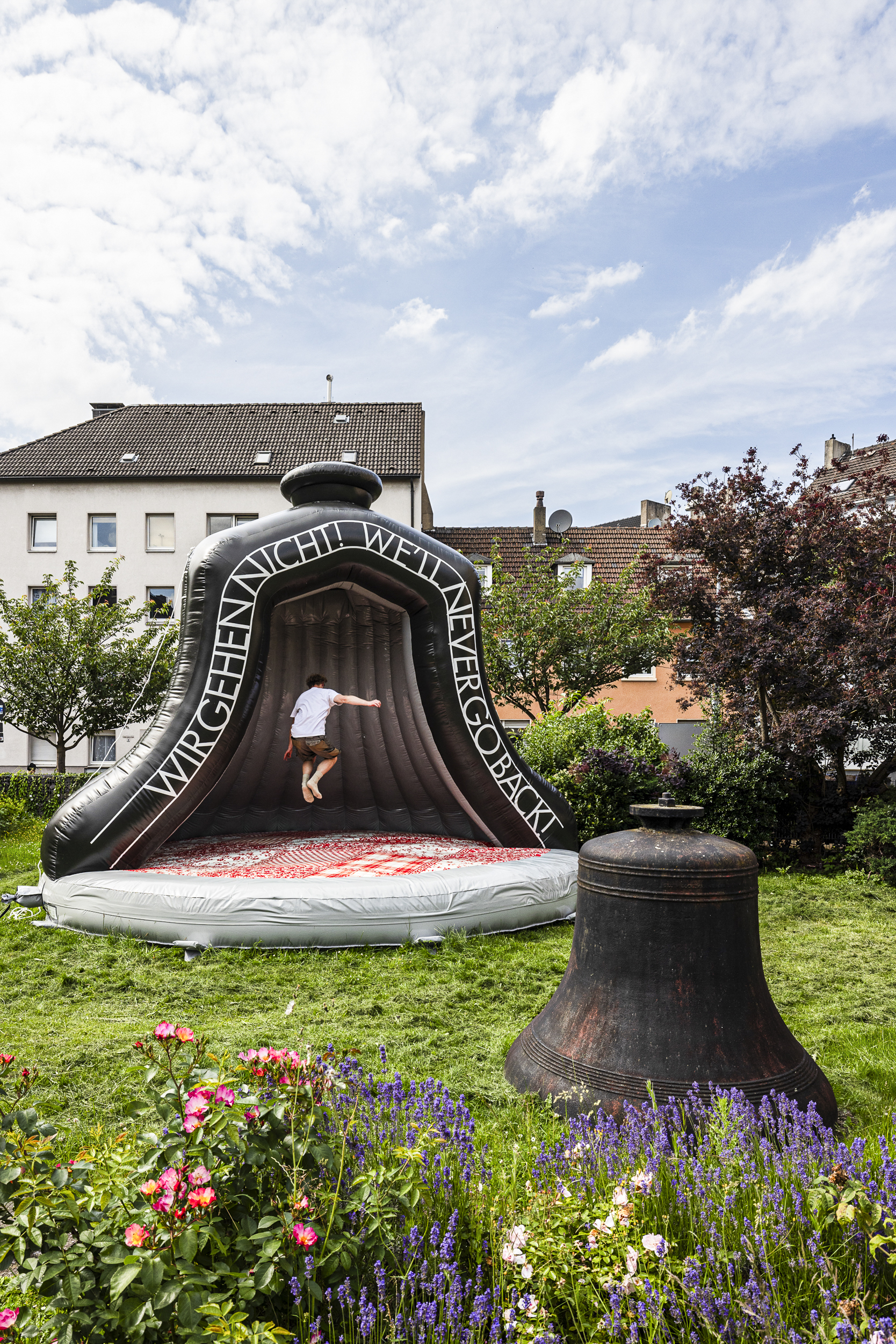 Marina Naprushkina „Kein Geläut“ (2026). ©Ivan Erofeev / Manifesta 16 Ruhr