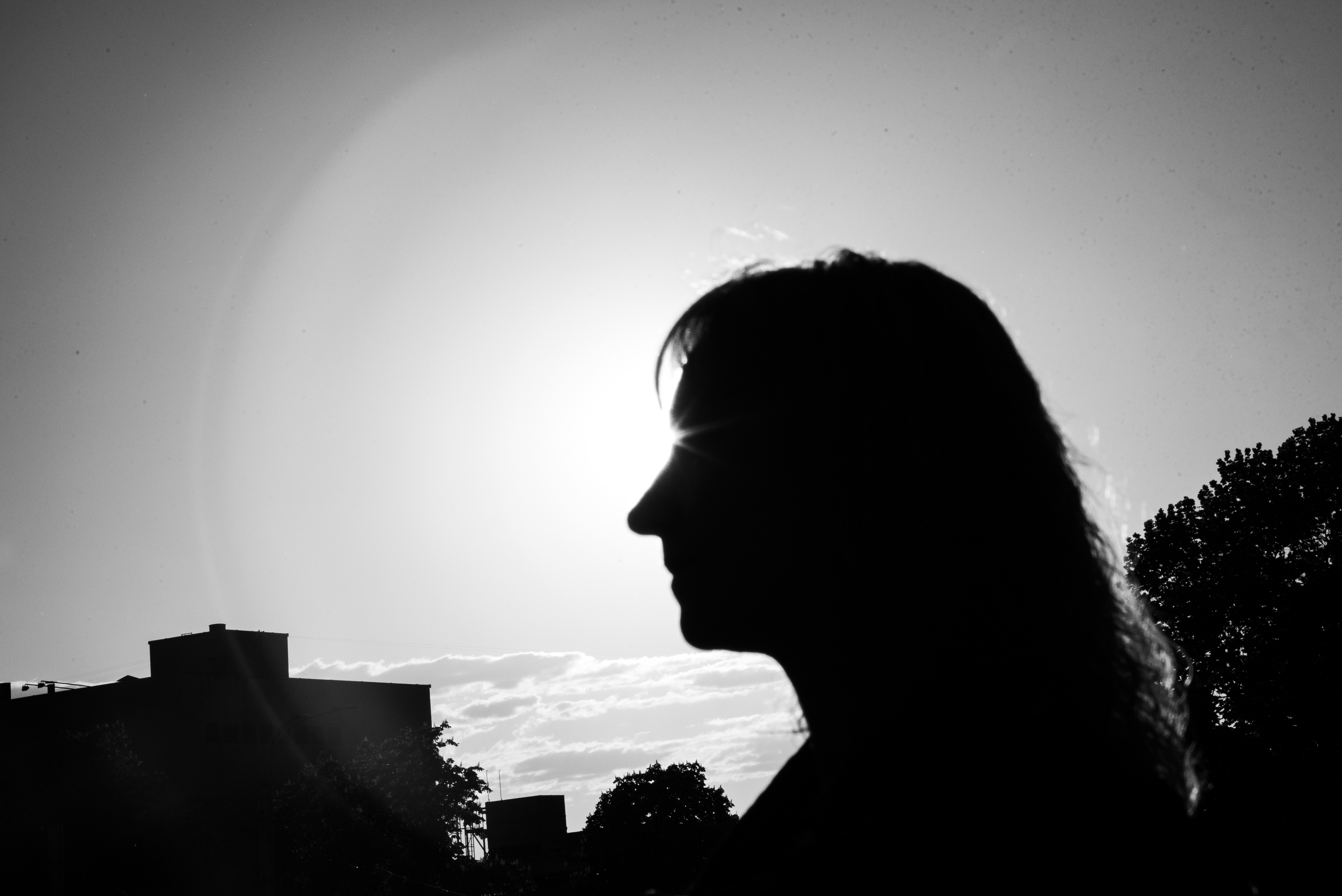 Erika, po gimdymo auginanti dukrą su negalia: „Mane susiuvo, pastatė – ir eik. „Mums susitvarkyti reikia, – taip pasakė, – laukia kita.“ Netgi į gimdymą aš turėjau nulipti pati laiptais. „Dar ne tokios nueina,“ sako.“ ©Severina Venckutė