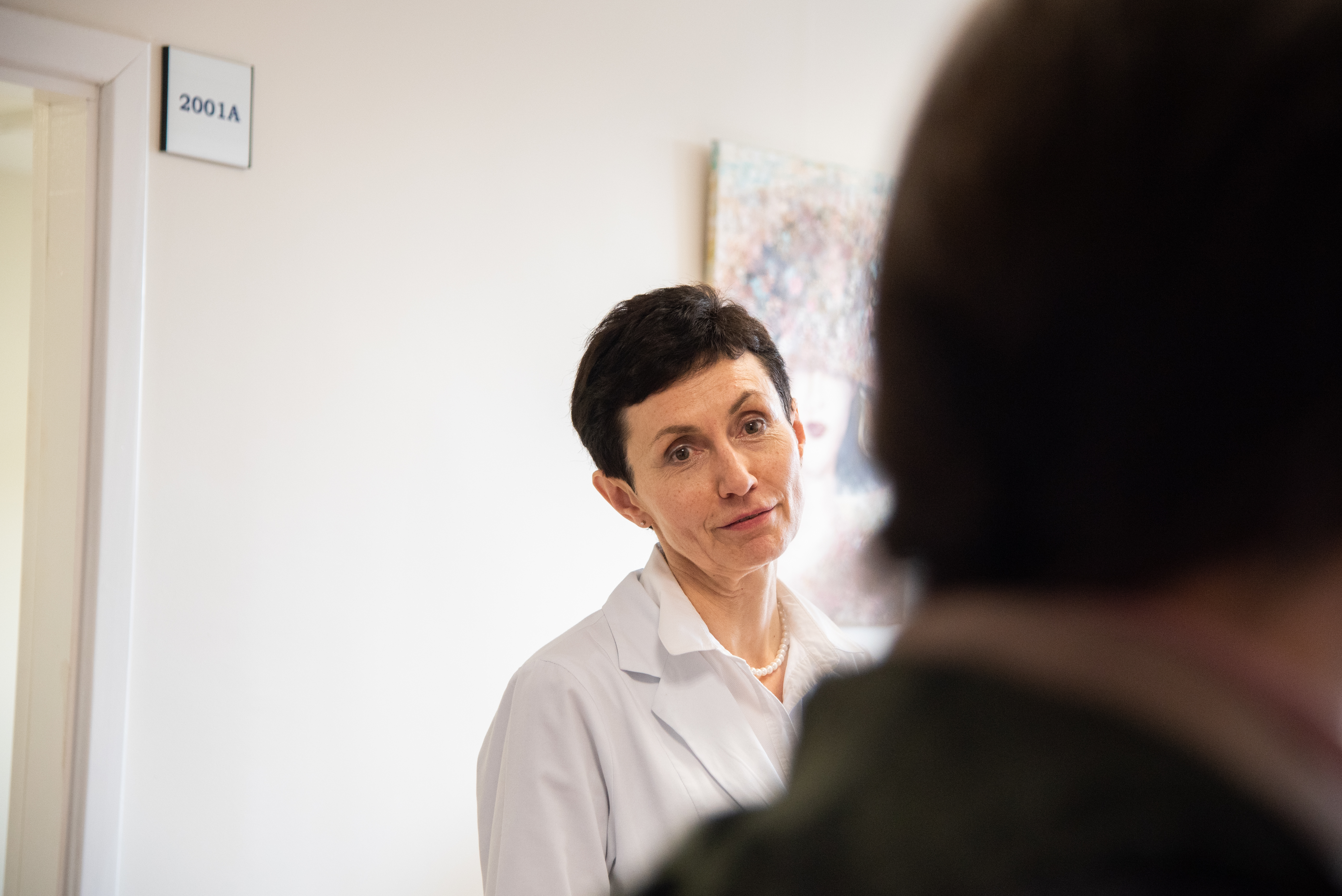 „Nė vienoj kitoj srity kiekvienas nesėkmės atvejis nėra taip giliai nagrinėjamas profesionalų ir taip plačiai aptariamas visuomenės. Visuomenė iš kiekvieno nėštumo tikisi tik sėkmingos pabaigos,“ – Kauno klinikų Akušerijos ir ginekologijos klinikos vadovė profesorė Rūta Nadišauskienė ©Severina Venckutė