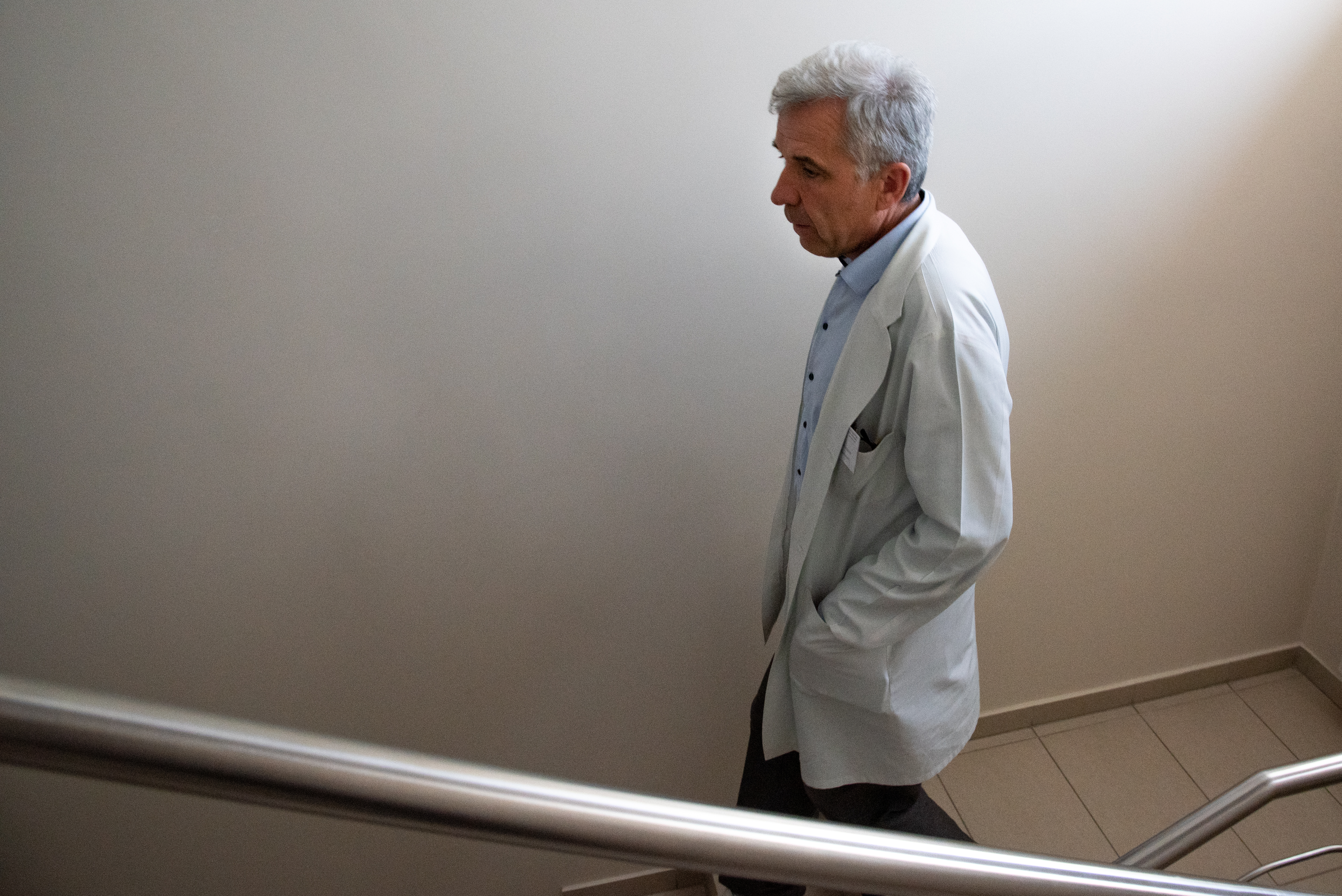 „Yra situacijų, kada medikai nebesupranta šeimų. Yra situacijų, kai vaikui gresia tam tikri dalykai, ir mes pratę, kad mūsų balsą išgirstų,“ – prisimindamas įvairius sudėtingus gydytojų ir šeimų bendravimo atvejus sako Virgilijus Rudzinskas, „Kauno krikščioniškųjų gimdymo namų“ vadovas ©Severina Venckutė