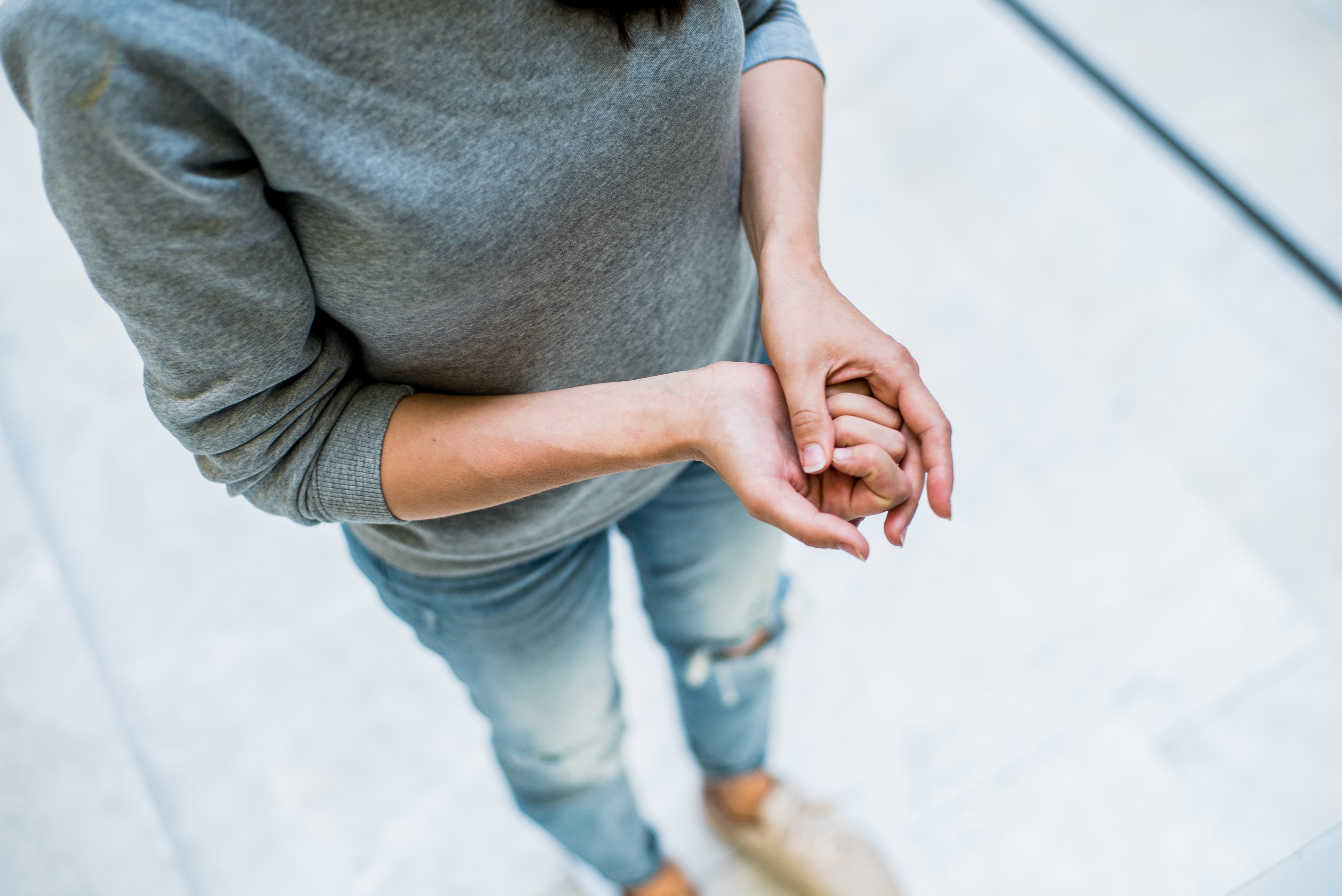 Lygindama trauminį antrąjį gimdymą su gerai pavykusiu pirmuoju, Viltė mato skirtumų – antrą kartą ji išgyveno daug mažesnį džiaugsmą. Jai prireikė kelių mėnesių sugrįžti į įprastą psichologinę būseną. „Visi kartojo – svarbu, kad vaikelis sveikas. Bet man buvo svarbu ir tai, kad patyriau šį juodą emocijų lauką.“ ©Severina Venckutė