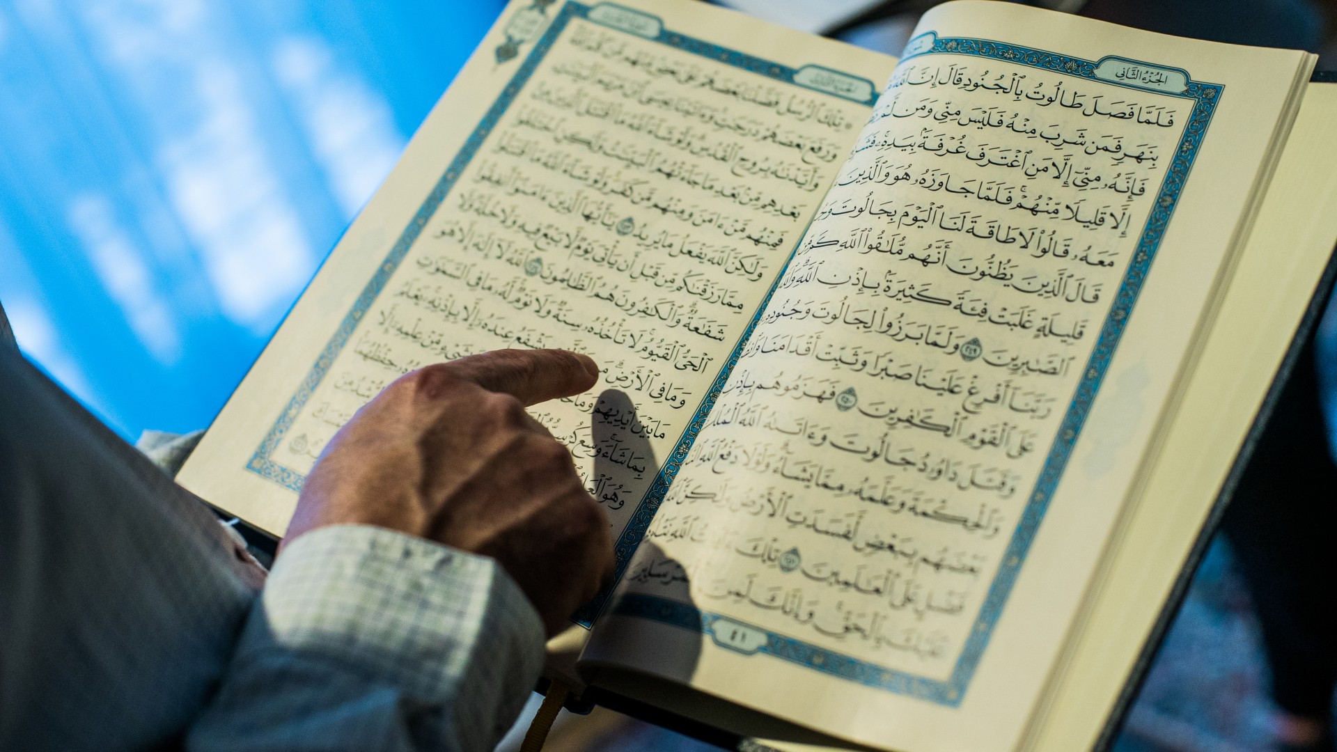 Abbas Dayekh skaito koraną savo namuose Vilniuje ©Mindaugas Drigotas