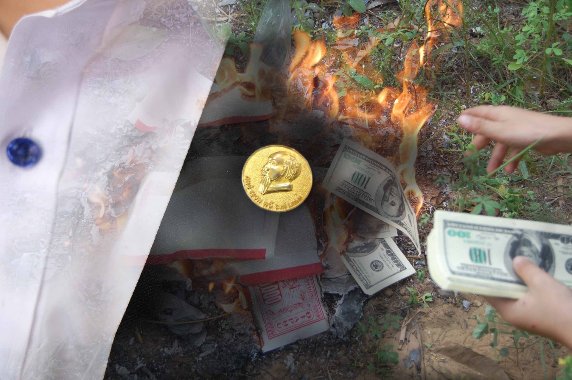 Autorės pusbroliui priklausantis ženklelis su Ho Ši Mino (viet. Hồ Chí Minh) atvaizdu ir netikrų dolerių deginimas per protėvių garbinimo ritualą. Koliažas. ©Autorės asmeninis archyvas
