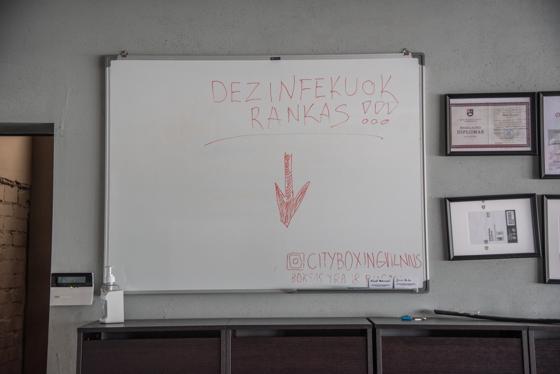 Persirgęs virusu Tadas Tamašauskas sugriežtino sporto klubo higienos taisykles: nebeleidžia dalintis pirštinėmis, skatina rankų dezinfekciją. ©Severina Venckutė