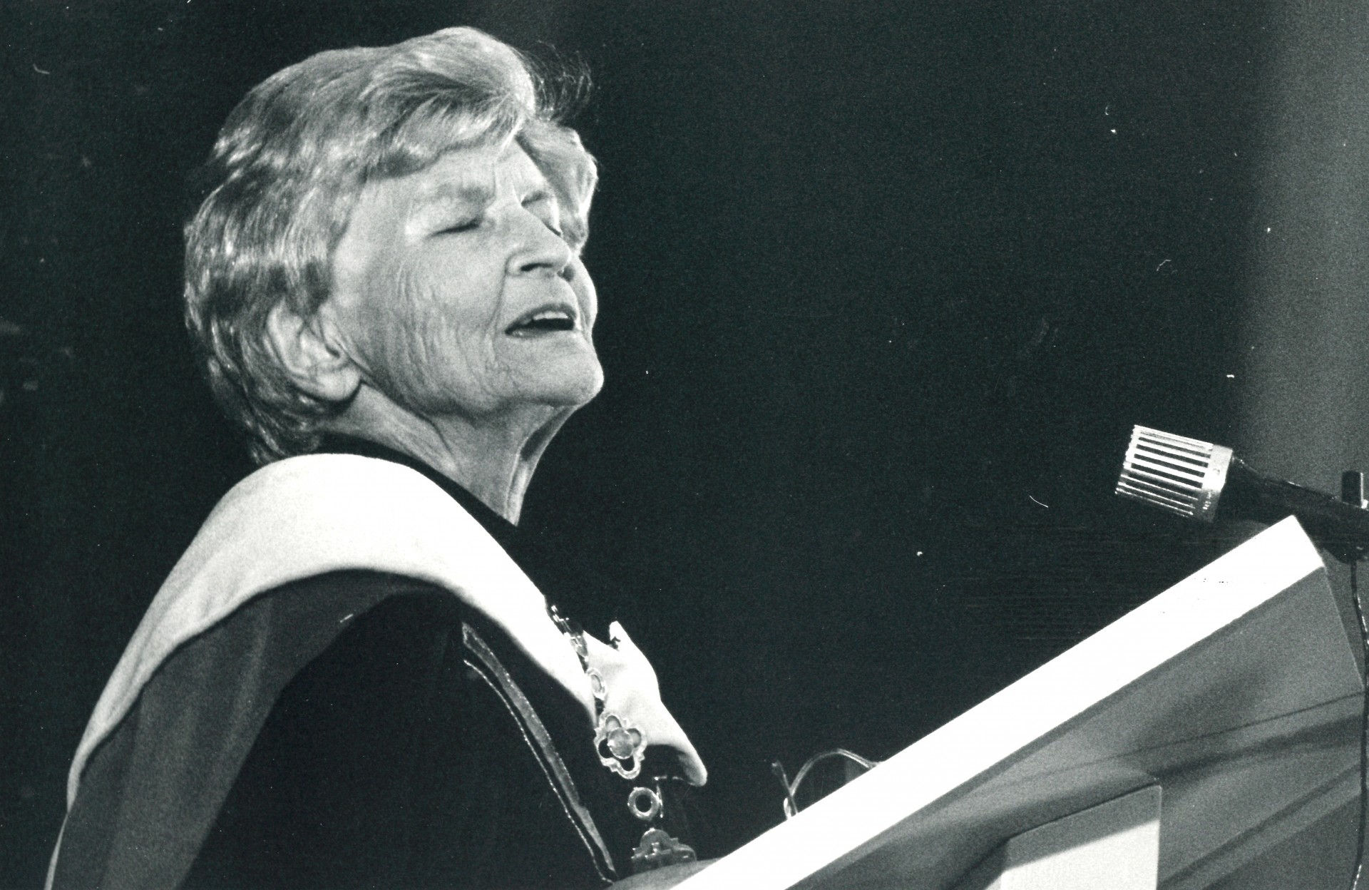 Marija Gimbutienė Vytauto Didžiojo universitete 1993 m., kai buvo paskelbta šio universiteto garbės daktare. © V. Jankauskas