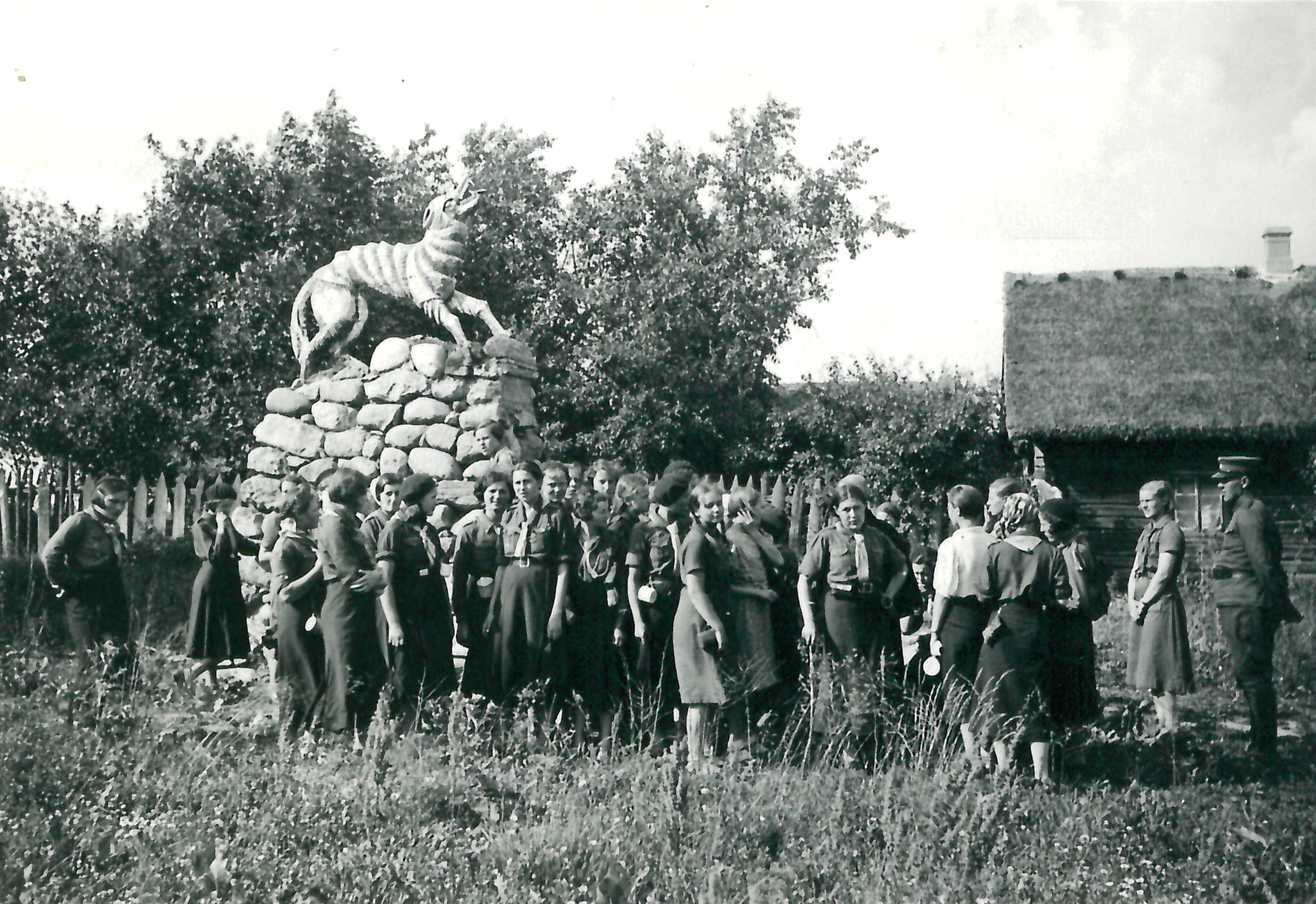 Marija Alseikaitė su skautėmis apie 1936–1938 m.