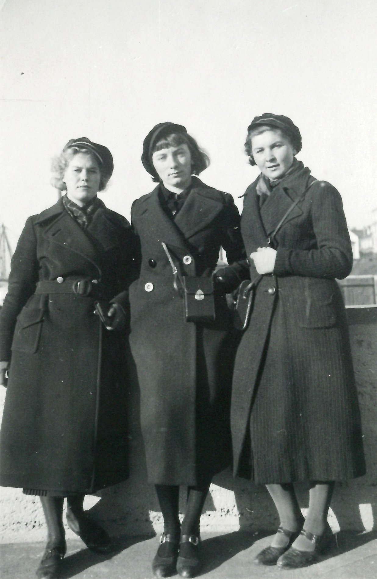 Kauno „Aušros“ mergaičių gimnazijos mokinė Marija Alseikaitė (pirma iš dešinės) su draugėmis, 1935 m.