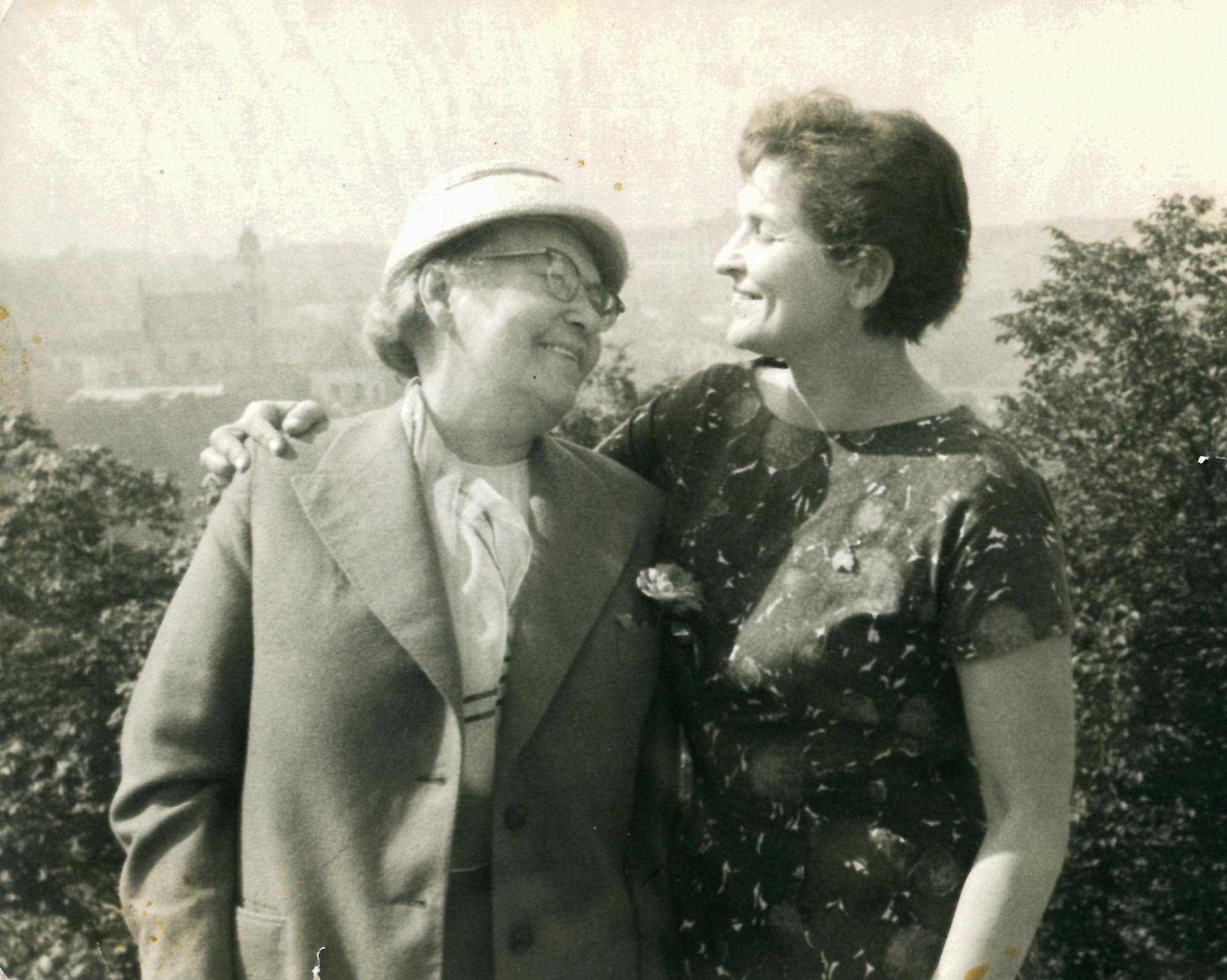 Marija Gimbutienė su mama Veronika Alseikiene-Janulaityte ant Gedimino kalno viešnagės Vilniuje metu, 1960 m.