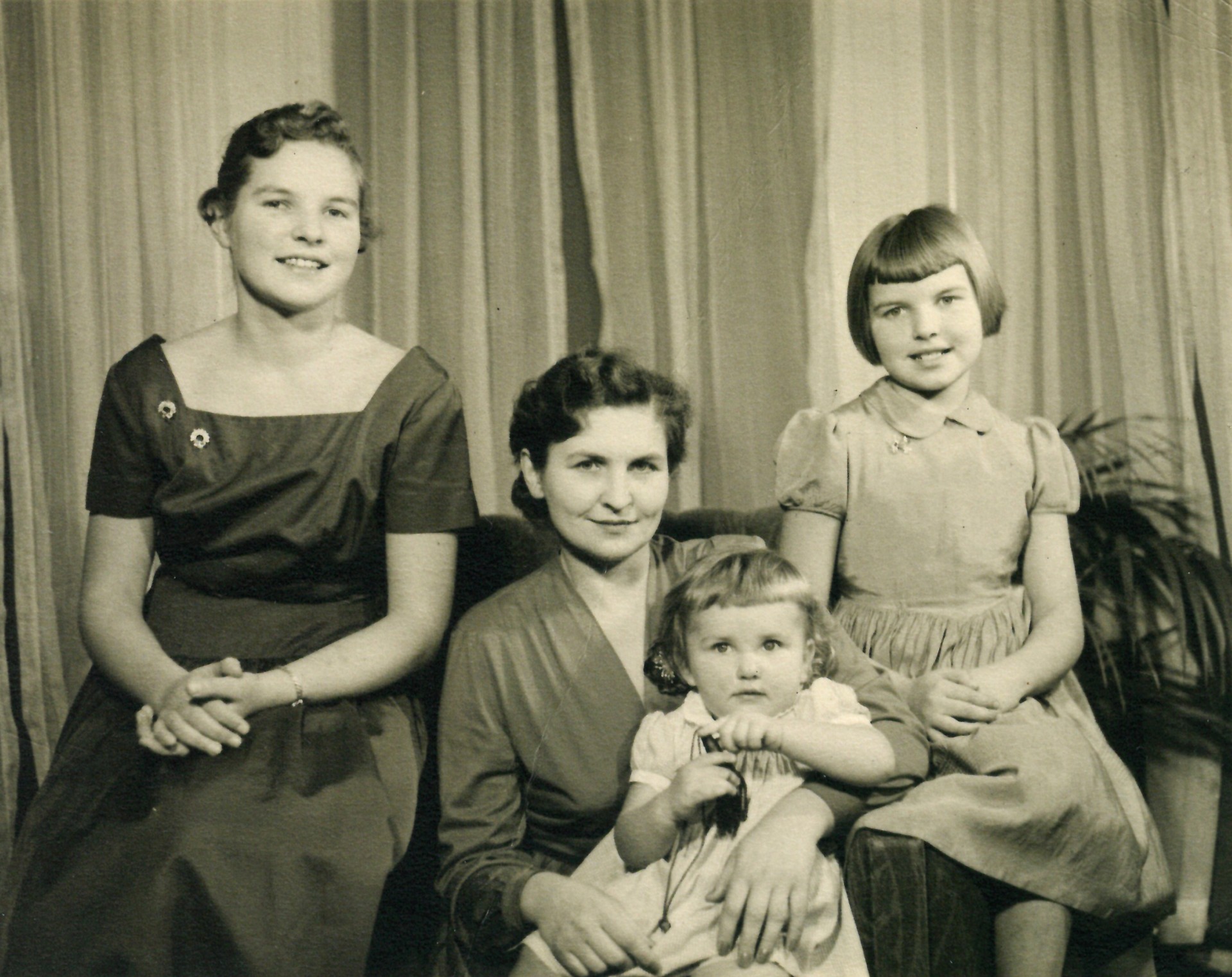Marija Gimbutienė su dukromis. Kairėje Danutė, ant kelių Rasa, dešinėje Živilė. JAV, Bostonas, apie 1954–1955 m.