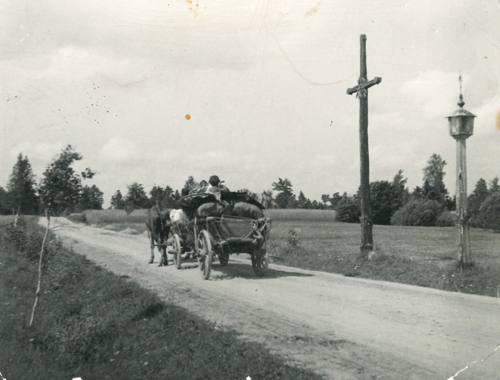 Jurgio ir Marijos Gimbutų šeima su maža dukrele traukiasi iš Lietuvos, 1944 m.