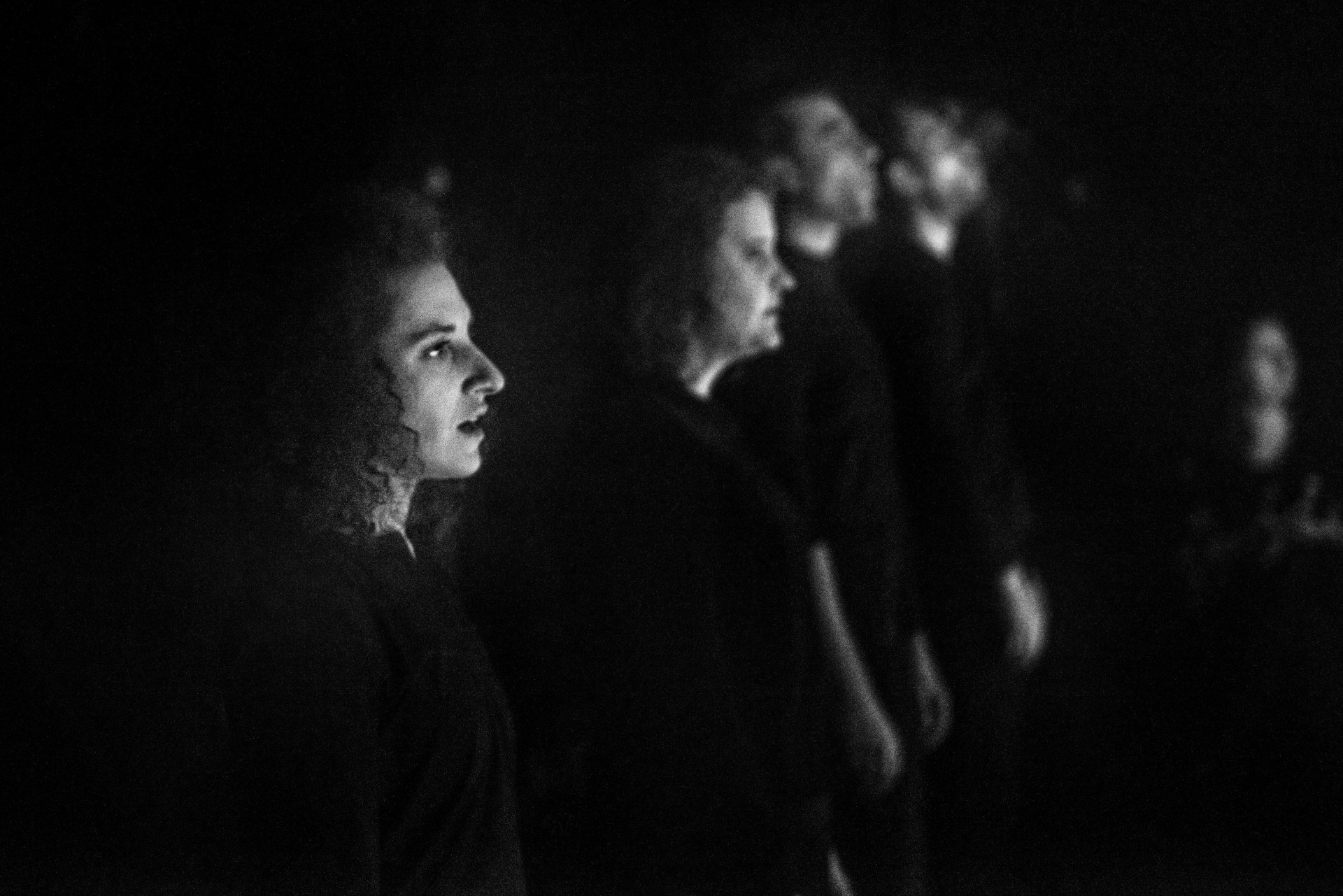 „Pojūčių teatro“ įkūrėja Karolina Žernytė (kairėje) spektaklio metu. ©Eimantas Žeimys