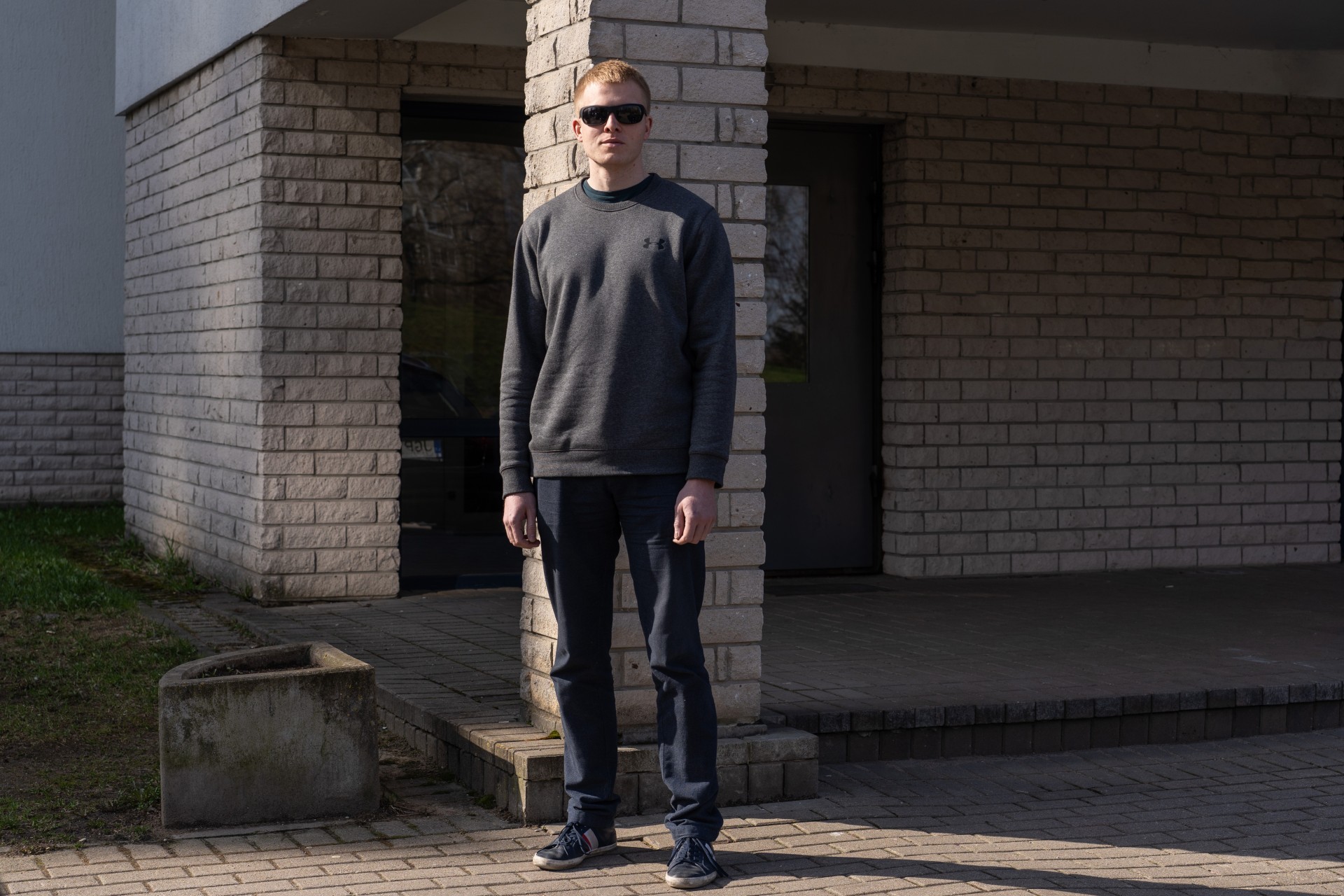 Justas Pažarauskas Vilniuje. Dirbdamas programuotojo darbą Justas naudojasi ekrano skaitymo programomis, kurios įgarsina kompiuterio ekrane rodomą tekstą. ©Severina Venckutė