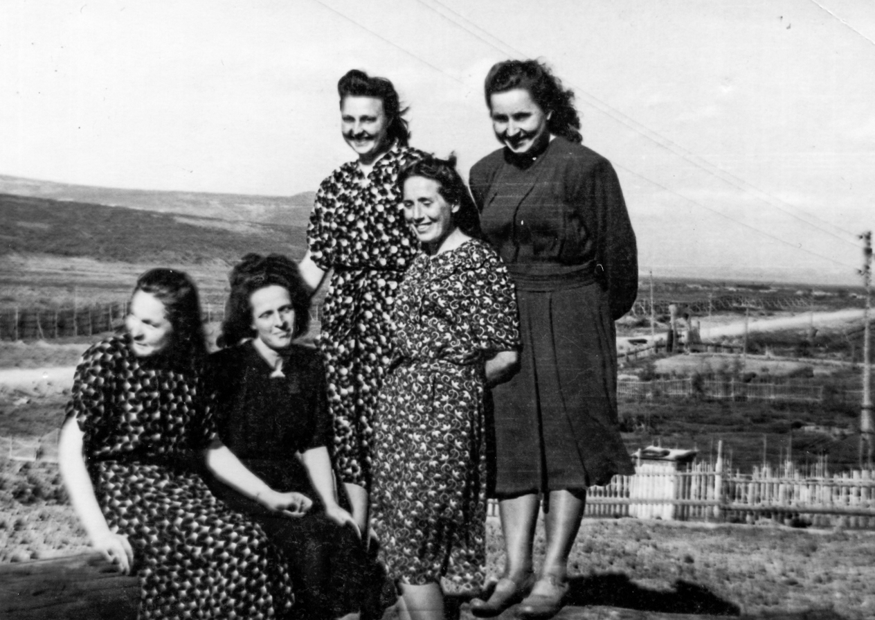 Buvusios politinės kalinės tremtyje. Antra iš kairės – ryšininkė Rožė Teresė Jankevičiūtė. Magadanas, 1956 m.