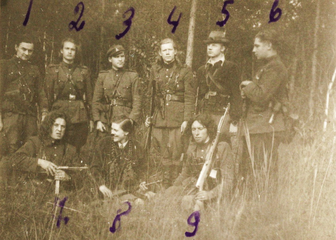 Maironio rinktinės partizanai. Aštuntu numeriu pažymėta partizanė Izabelė Vilimaitė-Stirna.
