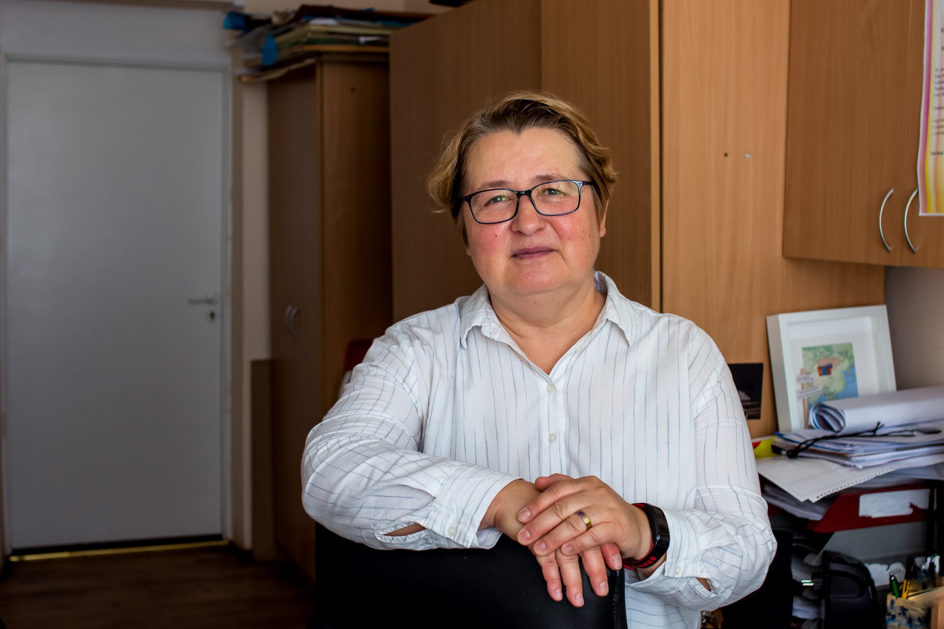 Antropologė Aušra Simoniukštytė, prisimena pirmąjį Vilniaus taboro namų griovimą 2004-aisiais. Tuomet buvo sugriauti penki romų apgyvendinti namai. „Tai mane labai sukrėtė, buvo žiema, šalta, daug sniego. Buvo naudojama brutali jėga, policija vaikščiojo su automatais, neleido filmuot. Tada pamačiau, koks žmogus gali būti bejėgis prieš sistemą.“  ©Rūta Meilutytė