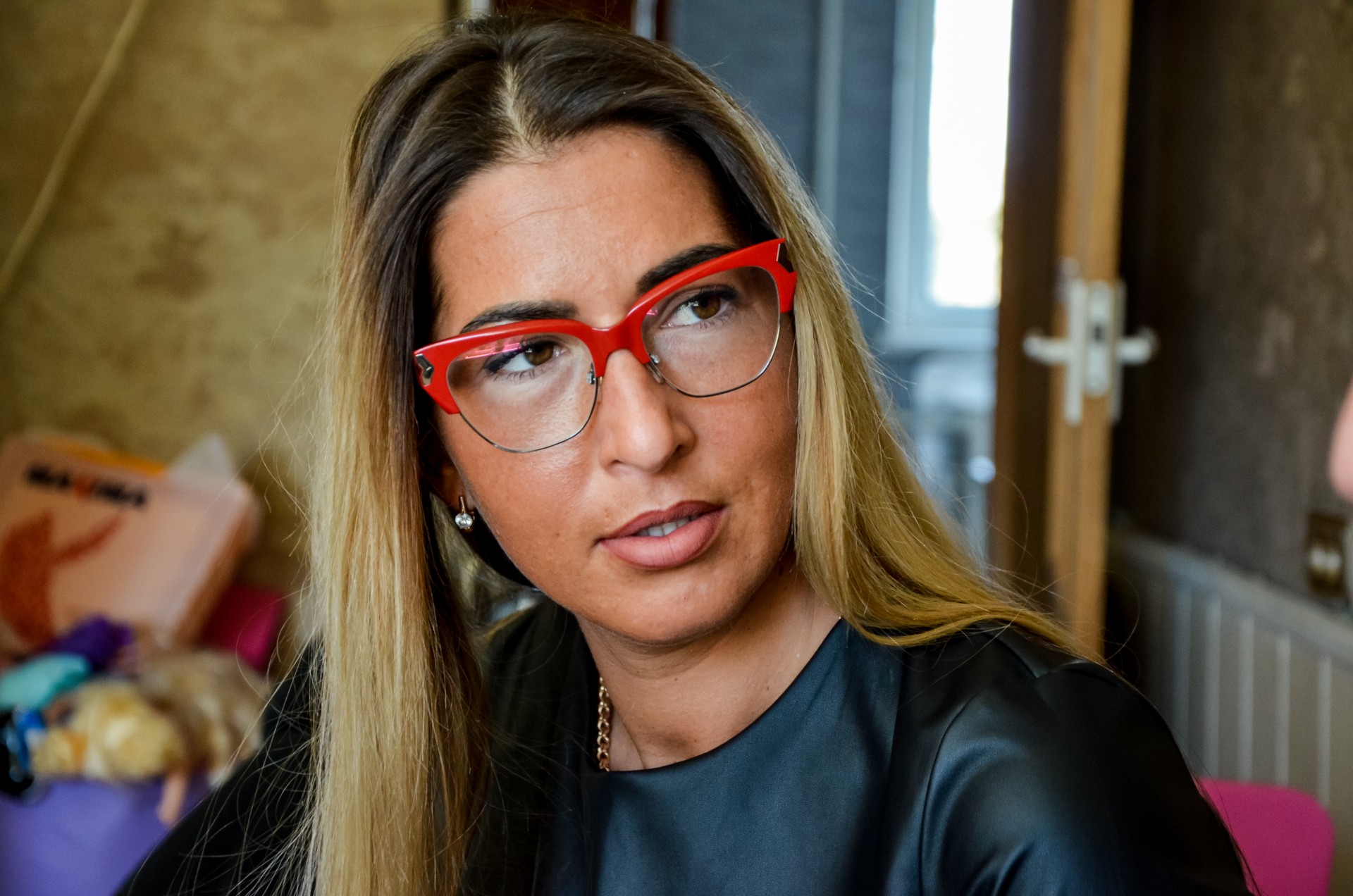 Su žeminančiu požiūriu į romus Rasma visų pirma susidūrė mokykloje. „Man būdavo sunku suformuluoti sakinį lietuvių kalbos pamokoje, aš prašau: ,,Padėkit jūs man“. – prisimena Rasma. O mokytoja, pasak Rasmos, atsakydavo: „Grįši namo, vis tiek šnekėsi čigoniškai. Tuoj apsiženysi, prisidarysi vaikų ir nieko čia iš tavęs nebus.“ ©Beatričė Bankauskaitė