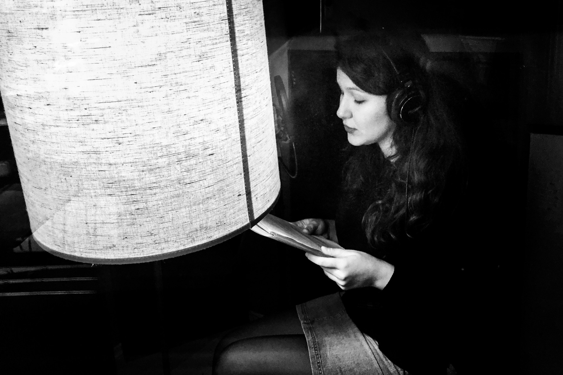 Prie podkasto komandos prisijungusi žurnalistė Indrė Kiršaitė skaito anoniminę prievartos istoriją. ©Karolis Vyšniauskas
