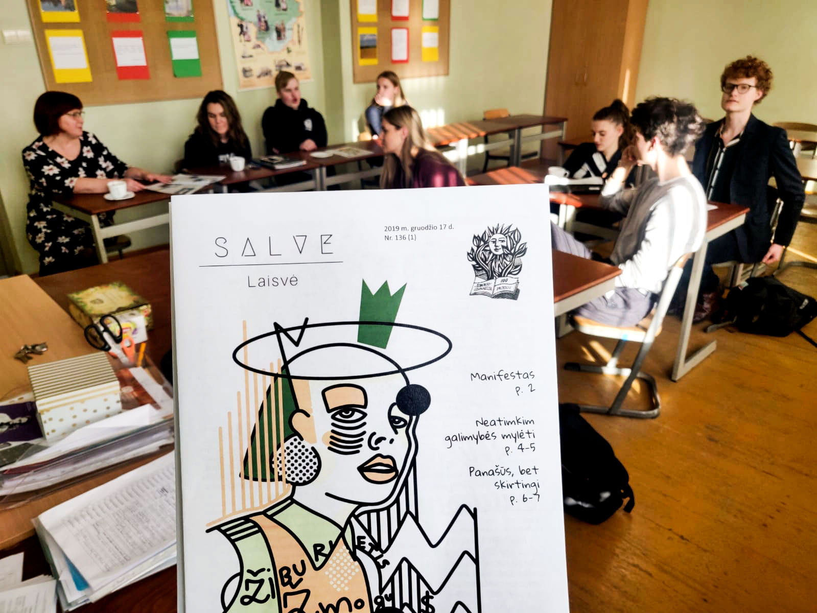Atnaujintas Prienų „Žiburio“ gimnazijos laikraštis „Salve“ ir jo autorių komanda. ©Berta Tilmantaitė