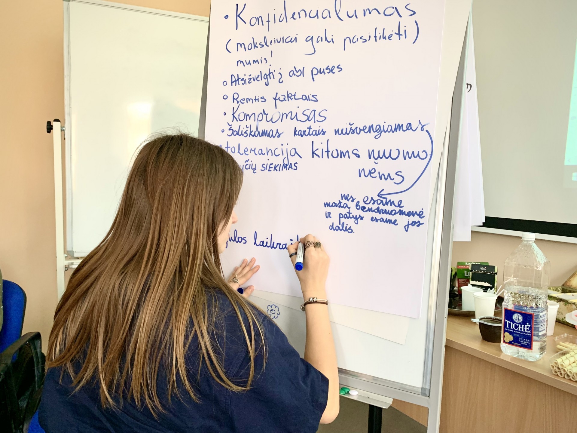 Šakių „Žiburio“ gimnazistė Beata rašo mokyklos laikraščio manifestą, kurį sutartinai sudarė visa redakcija. ©Karolis Vyšniauskas