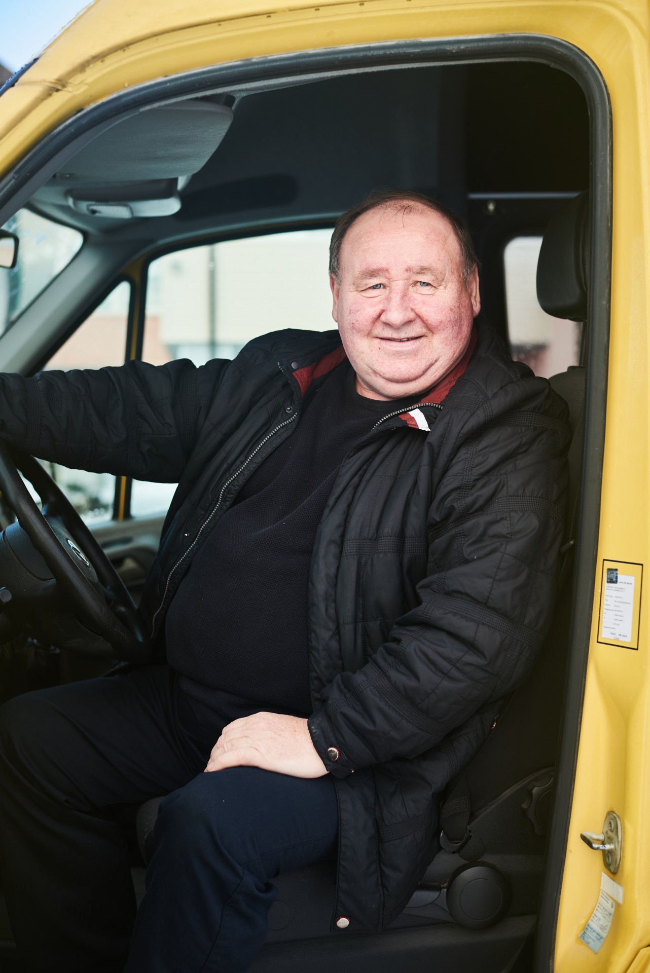 Kasdien mokyklos autobuso vairuotojas Sigitas Kvietkus nuvažiuoja apie 260 kilometrų, išvežiodamas moksleivius į ir iš mokyklos į aplinkines vietoves.