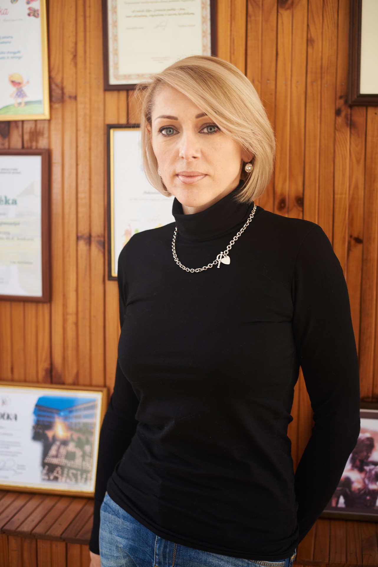 Gimnazijos direktorė Raimonda Blužienė sako, kad dalis vyresniųjų klasių moksleivių pradeda anksti dirbti ir vėliau į mokslus nusprendžia nebegrįžti.